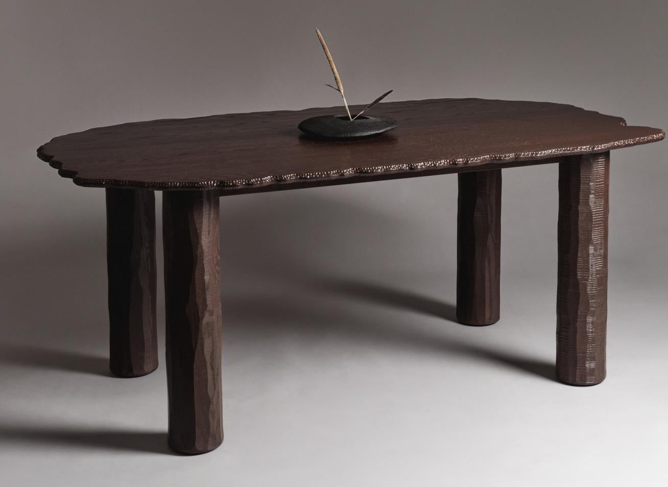 Mesa de comedor Mare de madera única de Ombia
Dimensiones: P 90 x P 199 x A 82 cm
Materiales: Madera.
Las dimensiones pueden variar, ponte en contacto con nosotros.

Ōmbia es un estudio de escultura y diseño en cerámica con sede en Los Ángeles. El