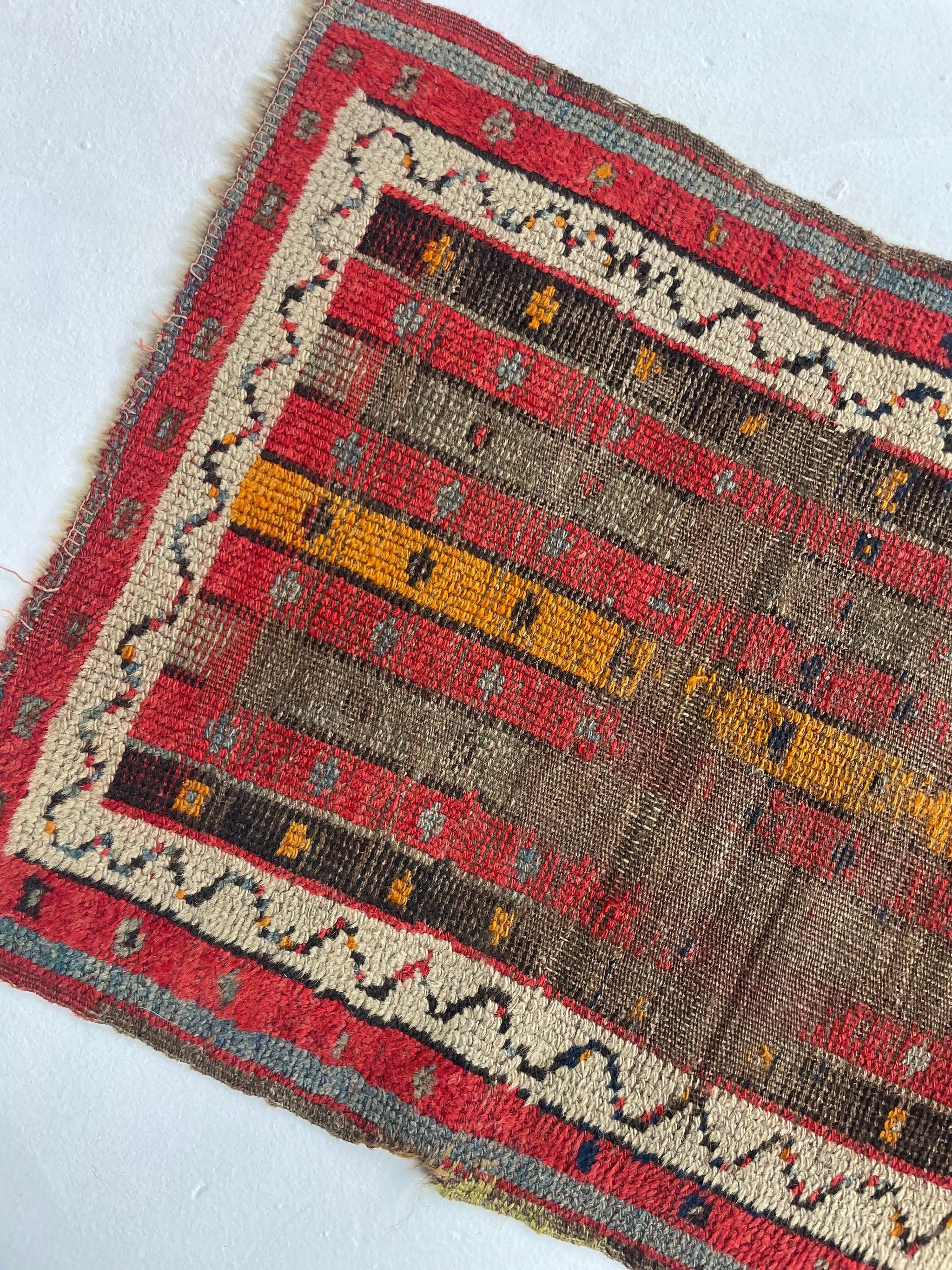 Alfombra antigua caucásica a rayas de pura lana desgastada única 

Tamaño: 1,9 x 2,9
Antigüedad: Antiguo, años 1920-30
Pila: Bajo, con desgaste propio de la edad y una pátina preciosa en toda la superficie.

Esta alfombra es única en el mundo, no