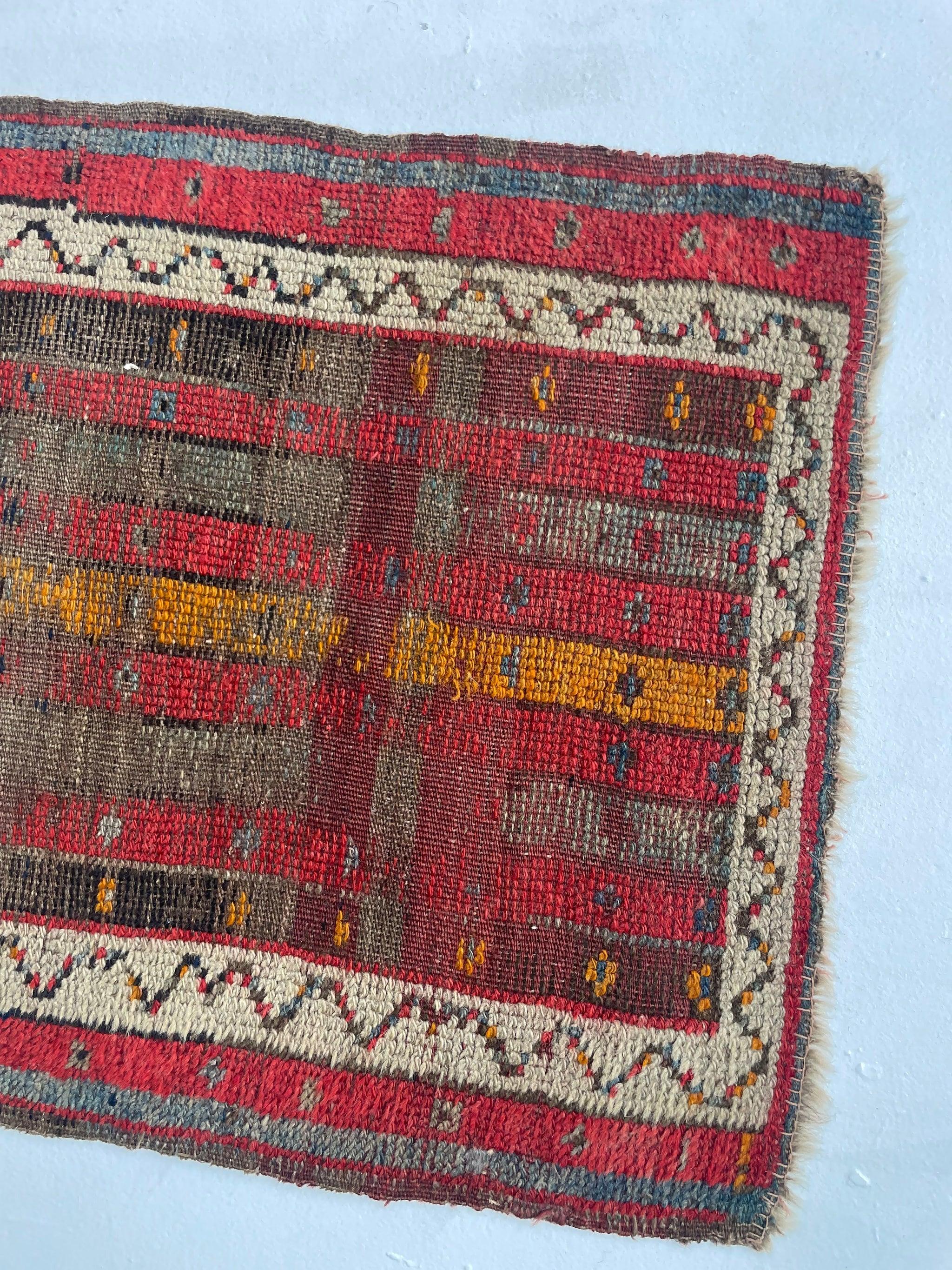 Alfombra antigua única de lana pura desgastada a rayas del Cáucaso, c. 1920-30 Anudado a mano en venta