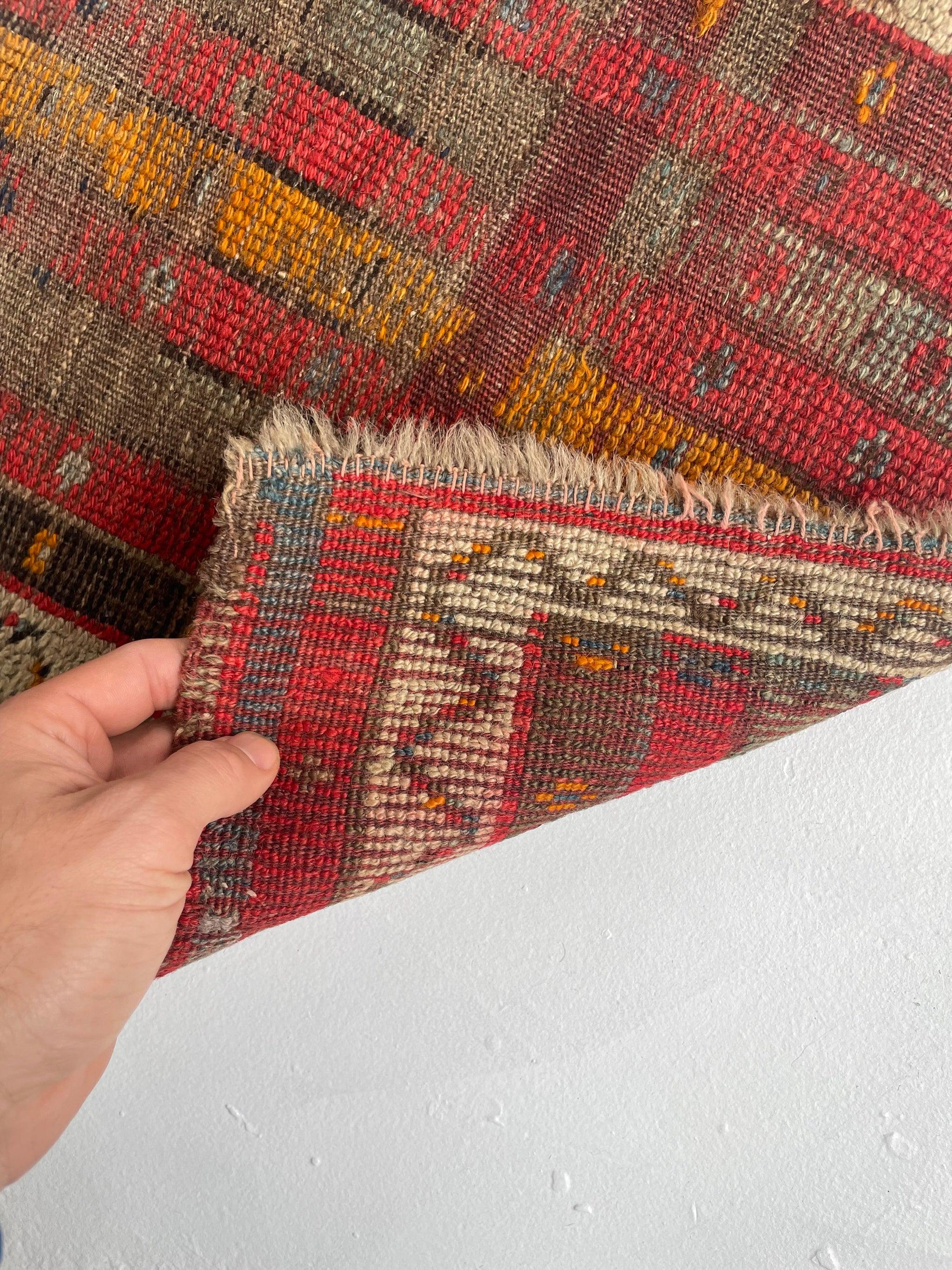 Alfombra antigua única de lana pura desgastada a rayas del Cáucaso, c. 1920-30 en Bueno estado para la venta en Milwaukee, WI
