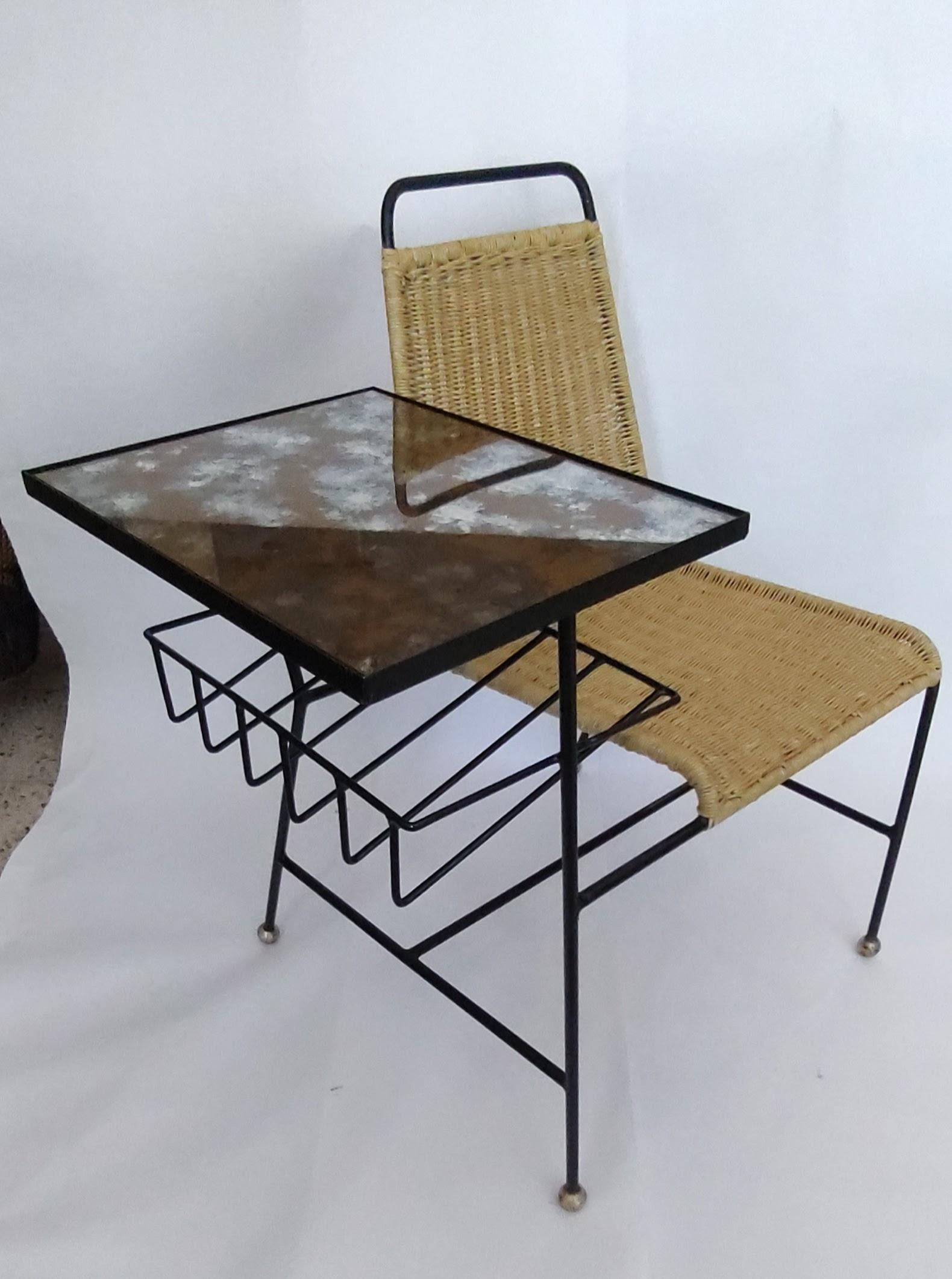 Very unique wrought iron and wicker Gossip Bench from the 50s. in the very simple yet sophisticated style of Arthur Umanoff (doesn´t have authentication). The design is simple and linear creating different volumes with crossing vertical and