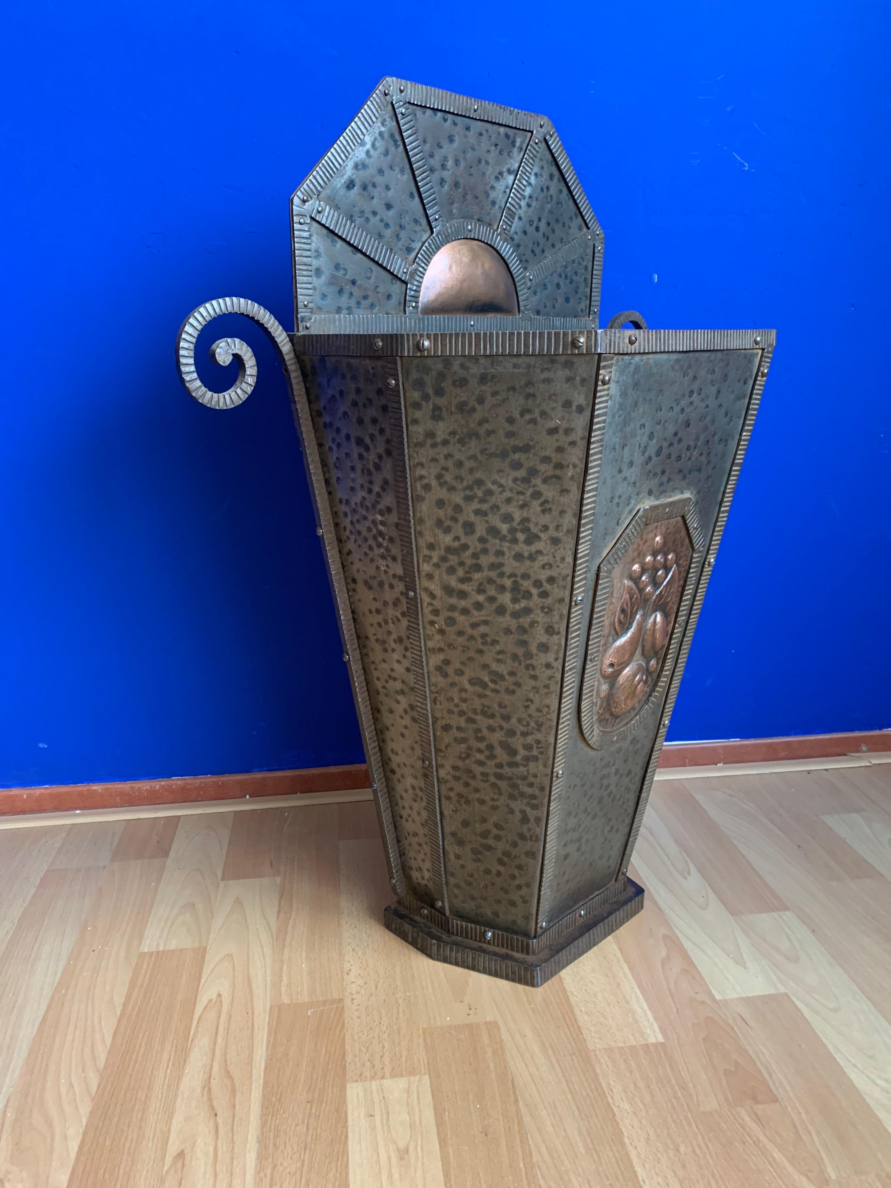 Unique Art Deco Wrought Iron Cane and Umbrella Stand with Stylized Rising Sun In Good Condition For Sale In Lisse, NL