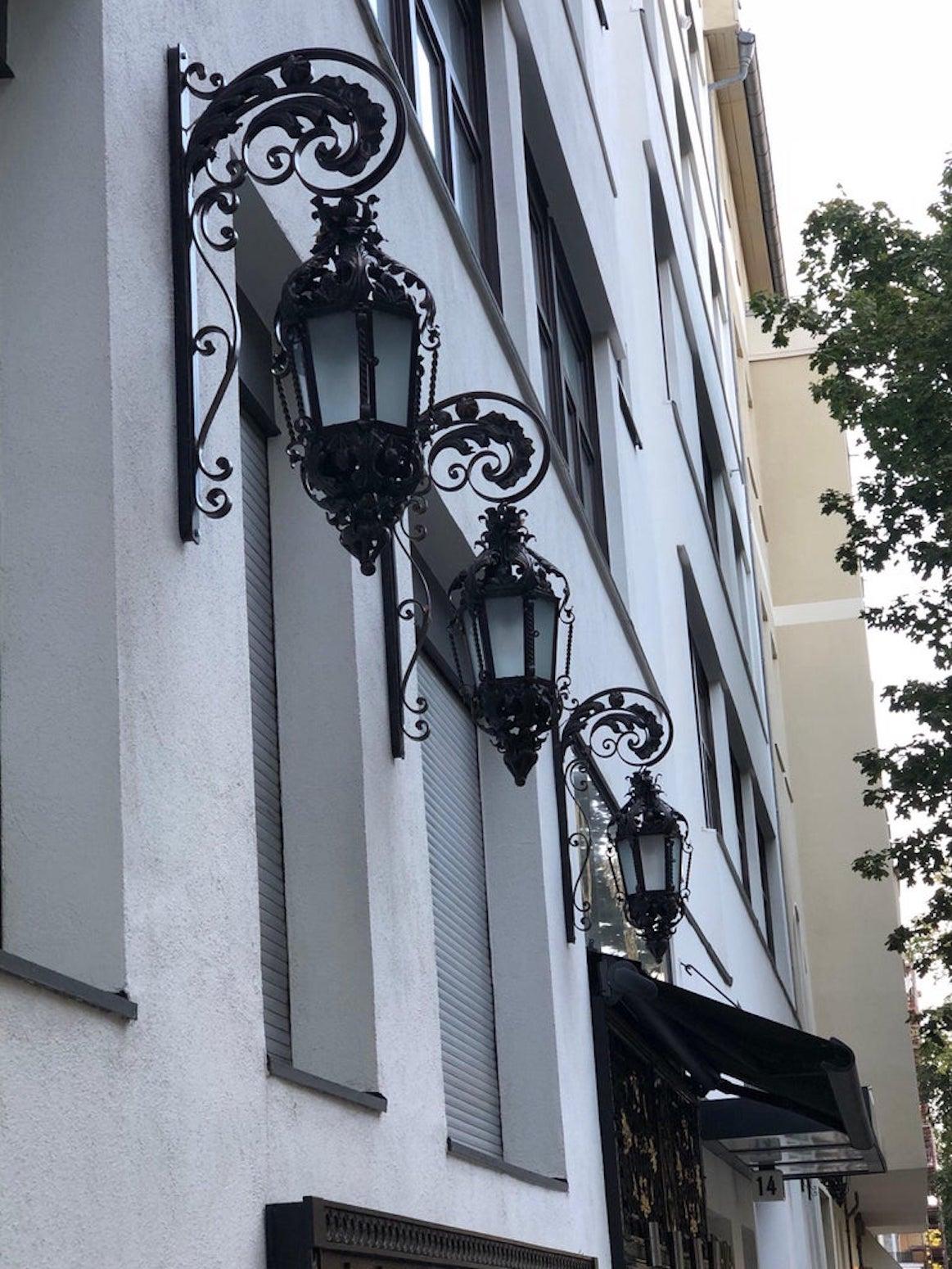 Lampada da parete con lanterna a sospensione in ferro battuto, Storica in vendita 4