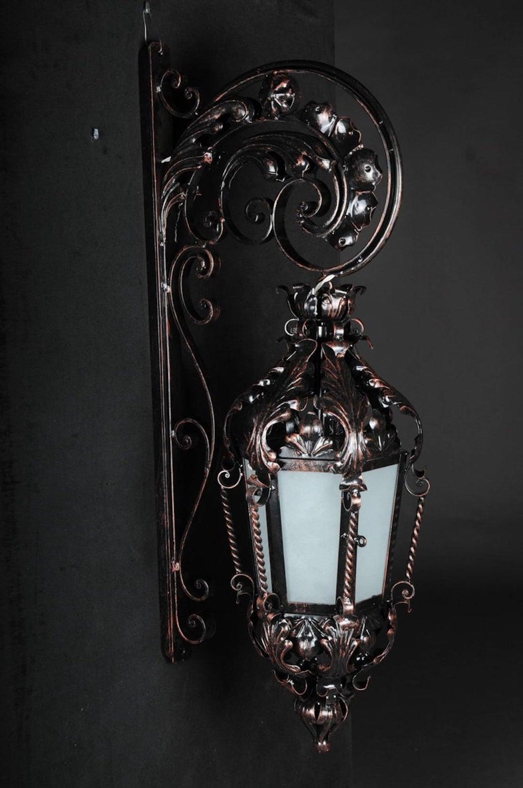 Lampada da parete a lanterna a sospensione in ferro battuto, Storica

Lampada a sospensione in ferro battuto ornata. Adatto sia per l'esterno che per l'interno. Completamente elettrificato.
Esecuzione estremamente decorativa e di alta qualità.
