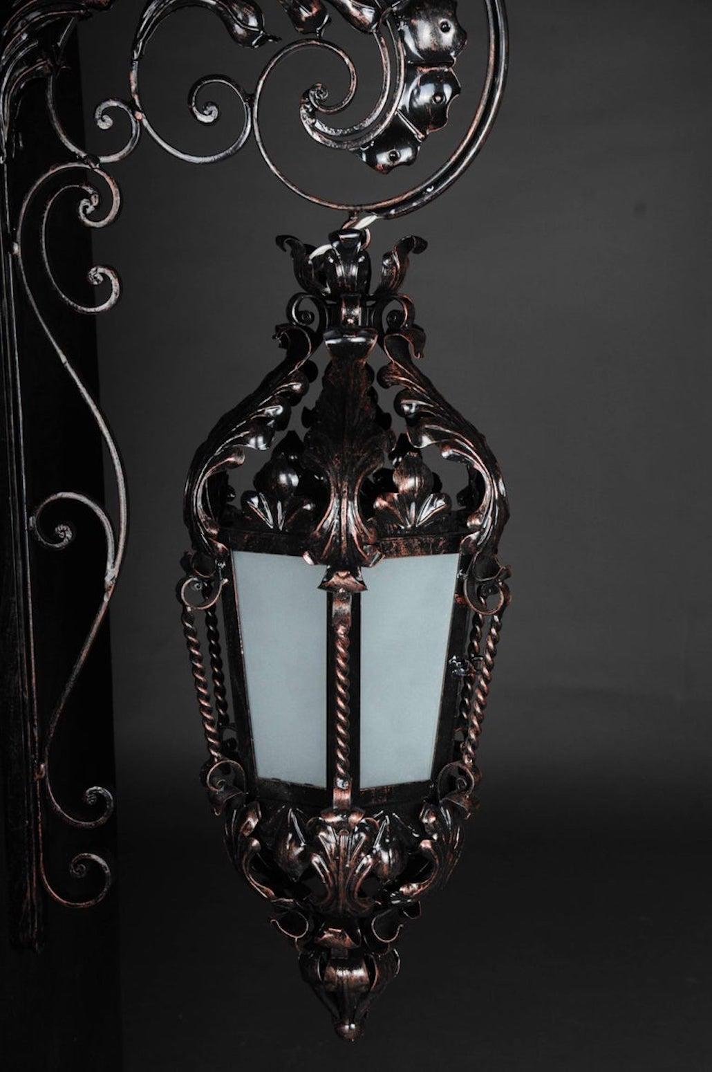 Neoclassico Lampada da parete con lanterna a sospensione in ferro battuto, Storica in vendita