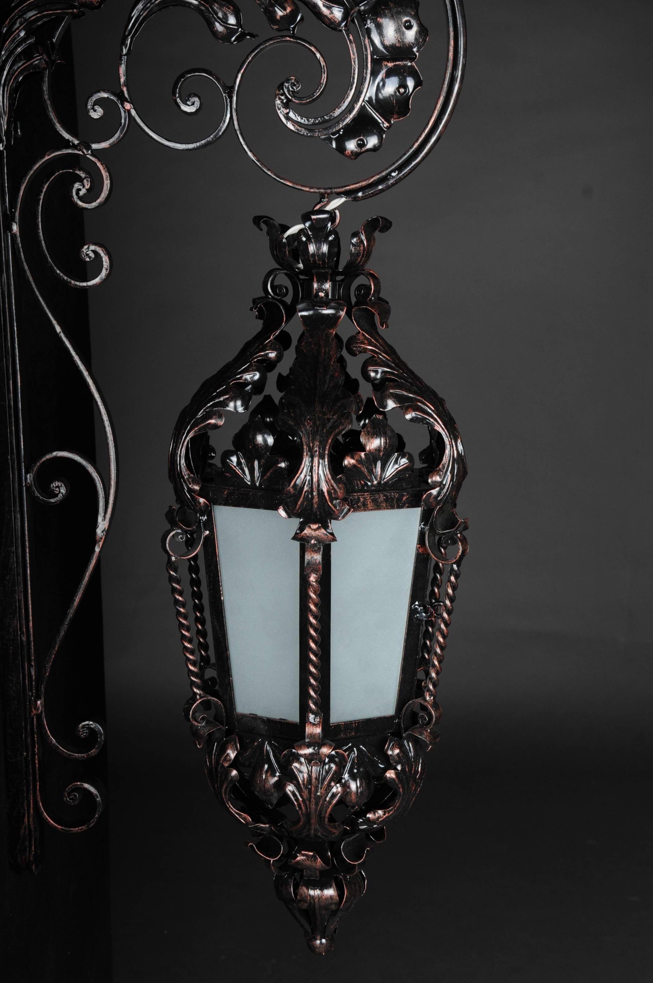 Français Lampe murale suspendue unique en fer forgé, Historicism
