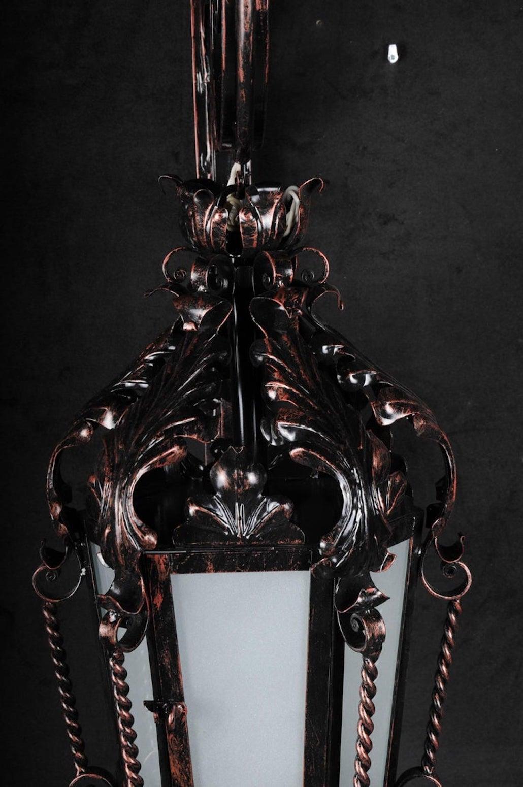 Lampada da parete con lanterna a sospensione in ferro battuto, Storica In condizioni buone in vendita a Berlin, DE