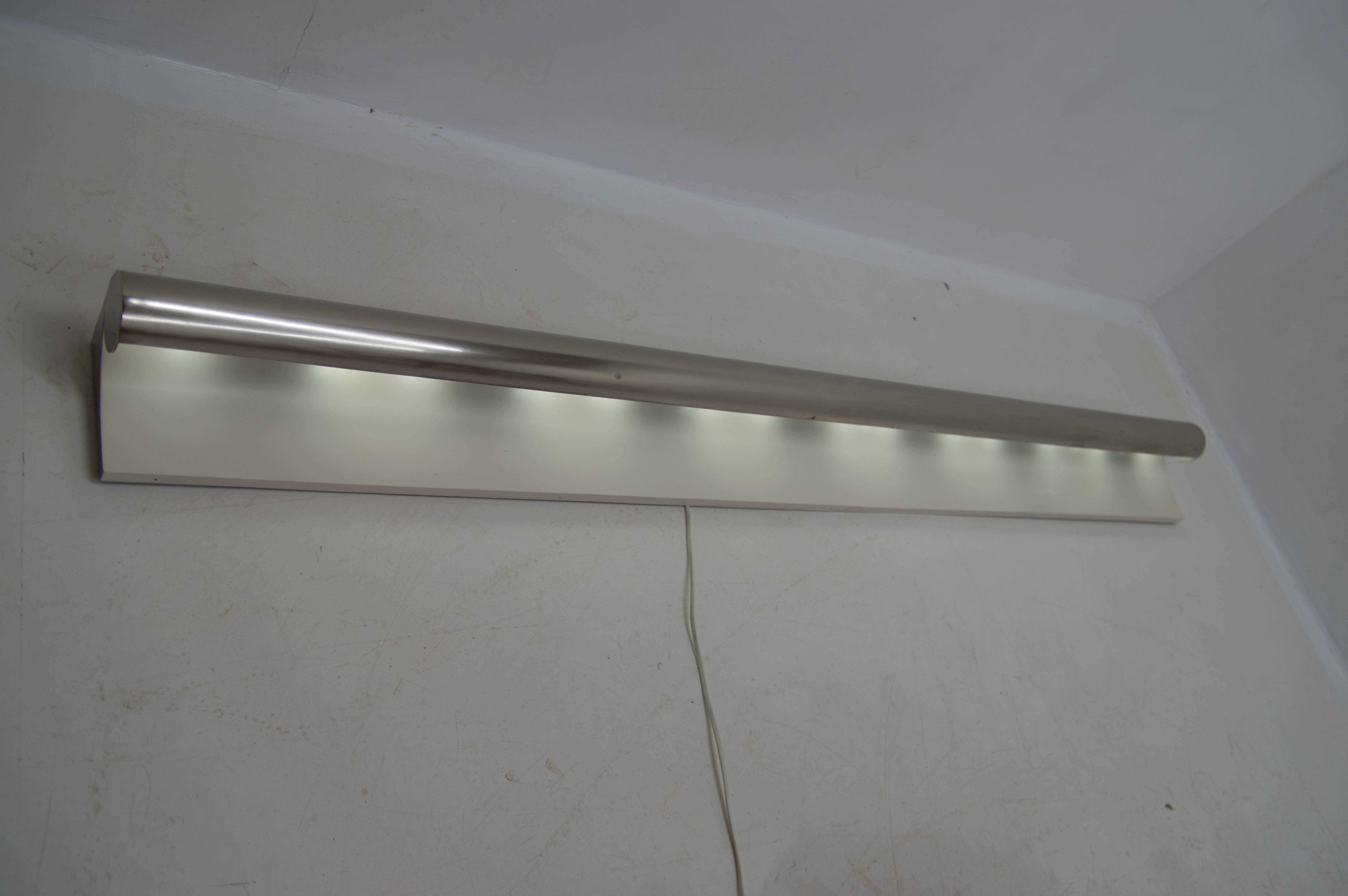 Ultra rare luxe sur mesure grande lampe murale Bauhaus en nickel. Comprend 14 ampoules qui peuvent être commutées individuellement - 7 ou 7 ou 14 en utilisant l'interrupteur bidirectionnel.
L'objet a été restauré - nouvelle peinture ivoire, nickel