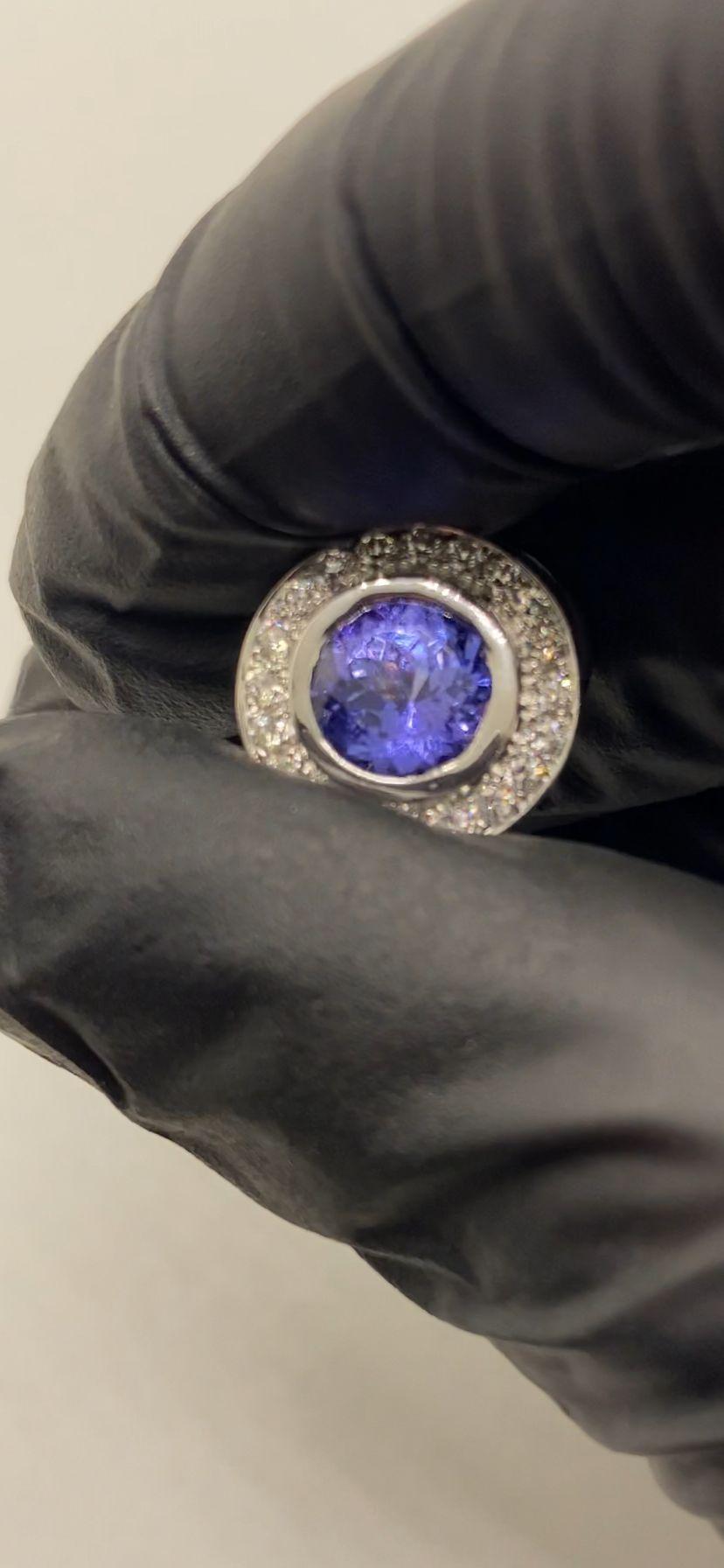 Ces boucles d'oreilles exceptionnelles représentent l'élégance et l'innovation du design de Yard New York, alliant l'art moderne au raffinement intemporel. Au centre de chaque création se trouve l'attrait de la tanzanite naturelle, d'un total