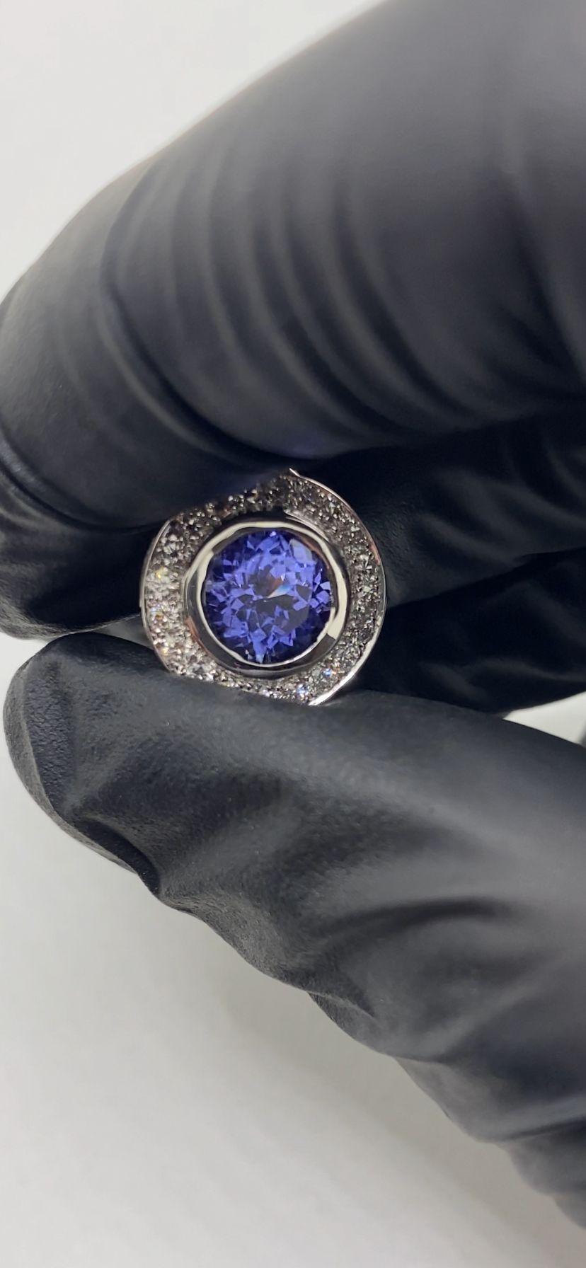 Taille brillant Boucles d'oreilles uniques Yard New York avec tanzanites violettes de 4,50ct et brillants de 1,00ct en vente