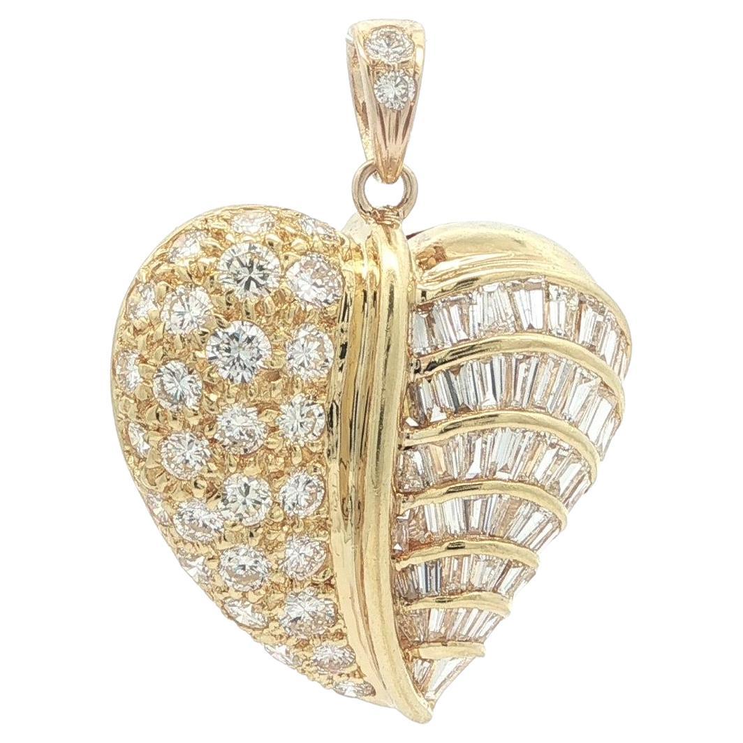 Ciondolo unico in oro giallo da 2,50 carati con cuore rotondo e baguette a metà cuore in vendita