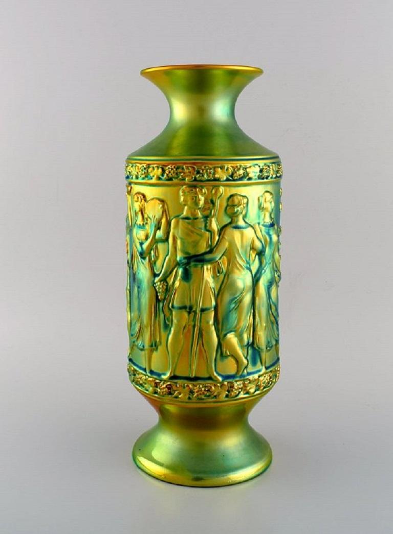 Einzigartige Zsolnay-Vase aus glasierter Keramik. Schöne Eozin-Glasur. 
Internationale Ausstellung für Fotografie. 
20. Jahrhundert.
Maße: 35.5 x 14,5 cm.
In ausgezeichnetem Zustand.
Gestempelt.