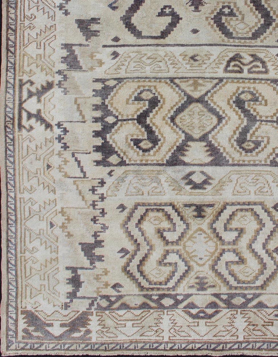 Tribal Oushak carpet in taupe and gray-purple, rug en-92818, country of origin / type: Turkey / Oushak, circa 1930

The Oushak rug from Turkey was handwoven in the 1930s and features a design unique to that of other Oushaks of this time. Rendered