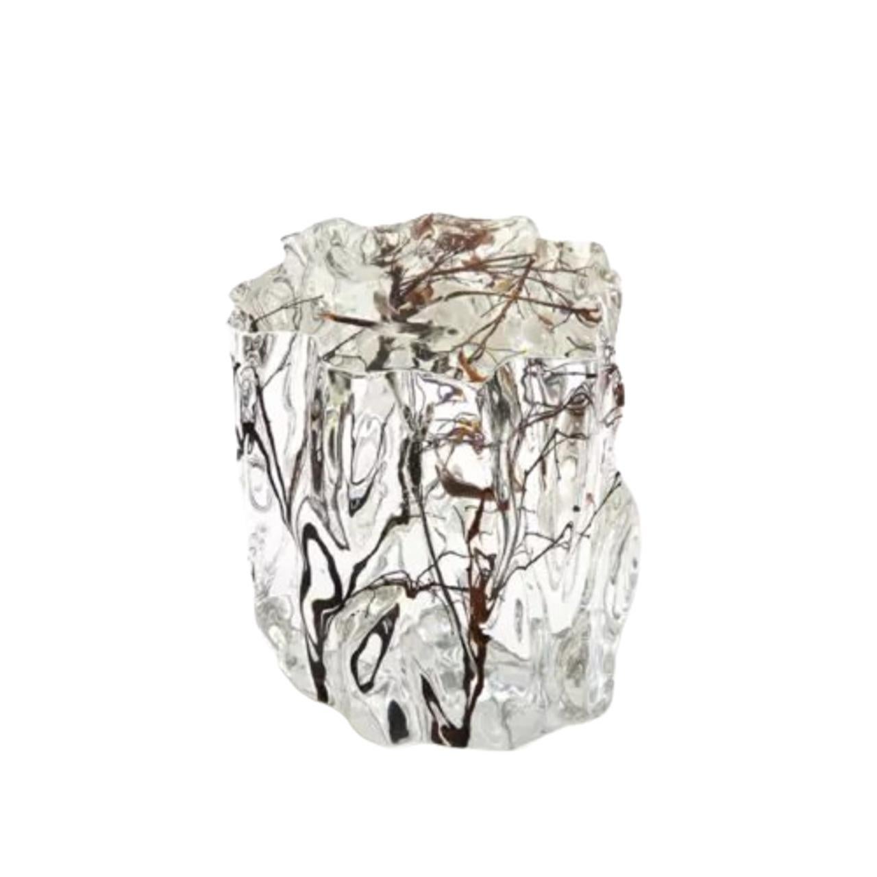 Ce socle de présentation asymétrique en cristal est finement travaillé et visuellement époustouflant. Fabriqué en cristal mélangé à de l'acrylique et à des branches en bois naturel, ce piédestal unique sera une bouffée d'air frais pour n'importe