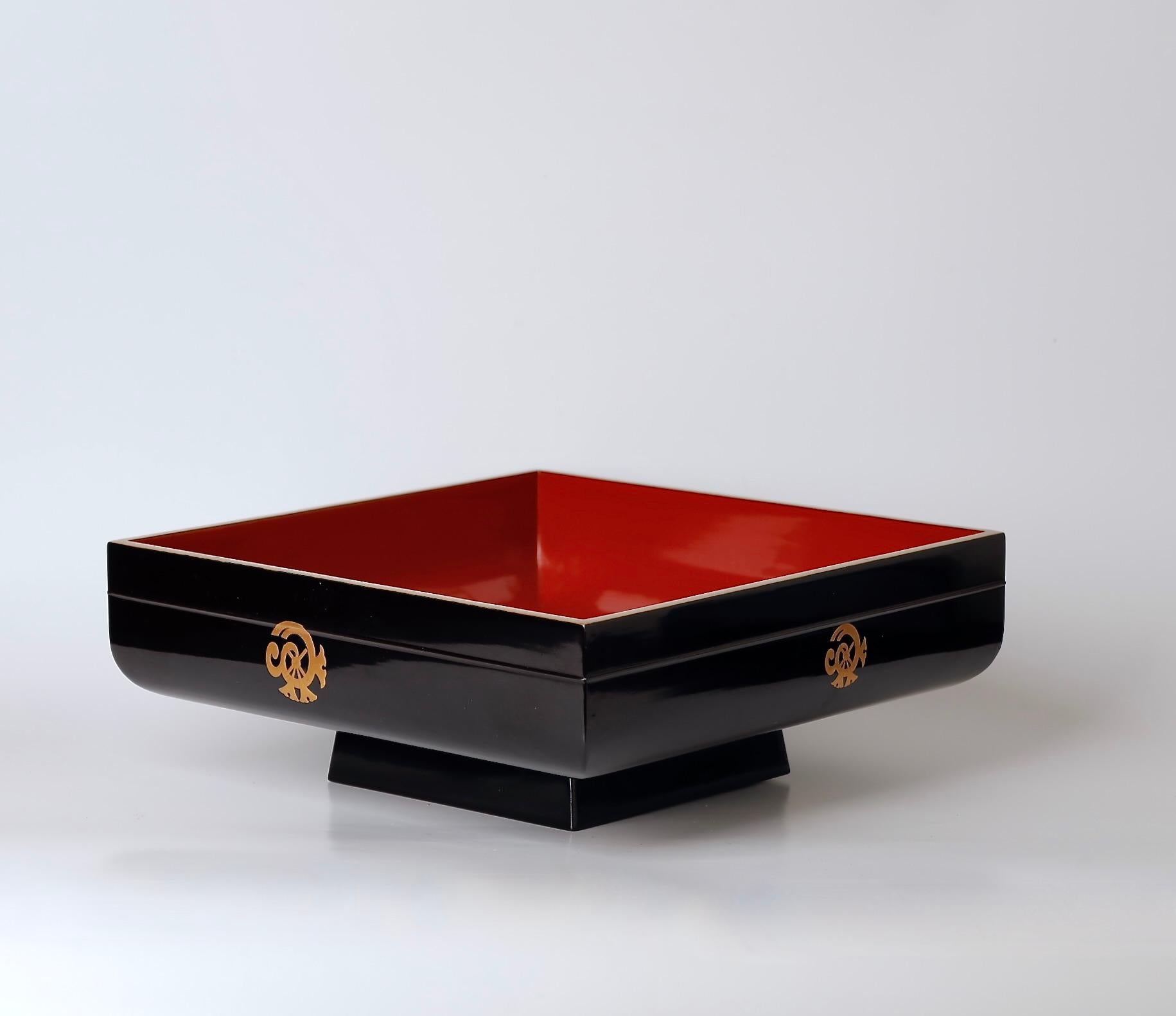 Uniquely Shaped Lacquer Box with Tachibana Clan Crests – 19th Century For Sale 4