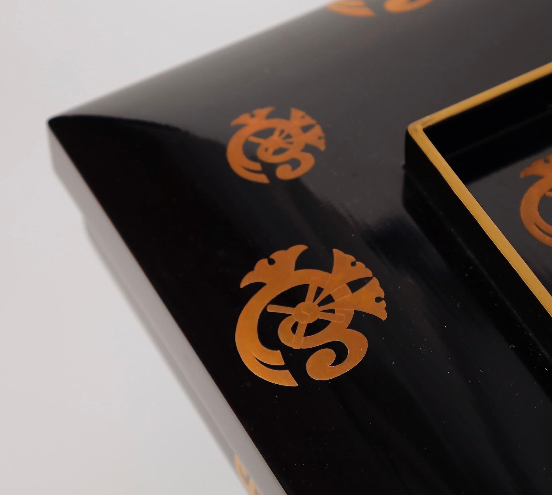 Uniquely Shaped Lacquer Box with Tachibana Clan Crests – 19th Century For Sale 5