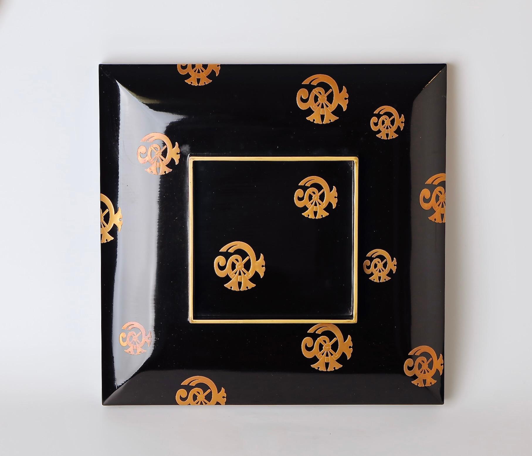 Uniquely Shaped Lacquer Box with Tachibana Clan Crests – 19th Century For Sale 6