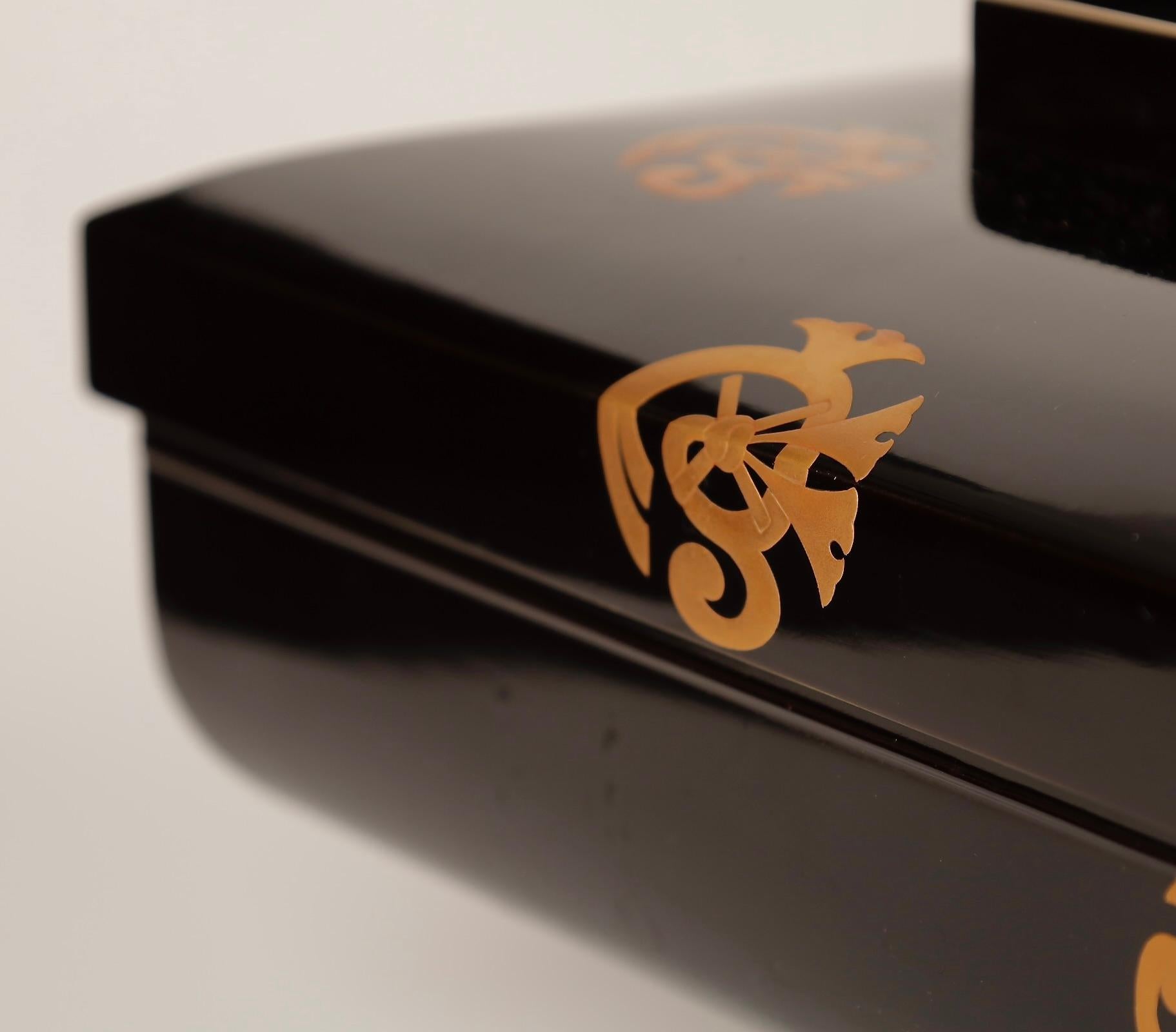 Uniquely Shaped Lacquer Box with Tachibana Clan Crests – 19th Century In Excellent Condition For Sale In Fukuoka, JP