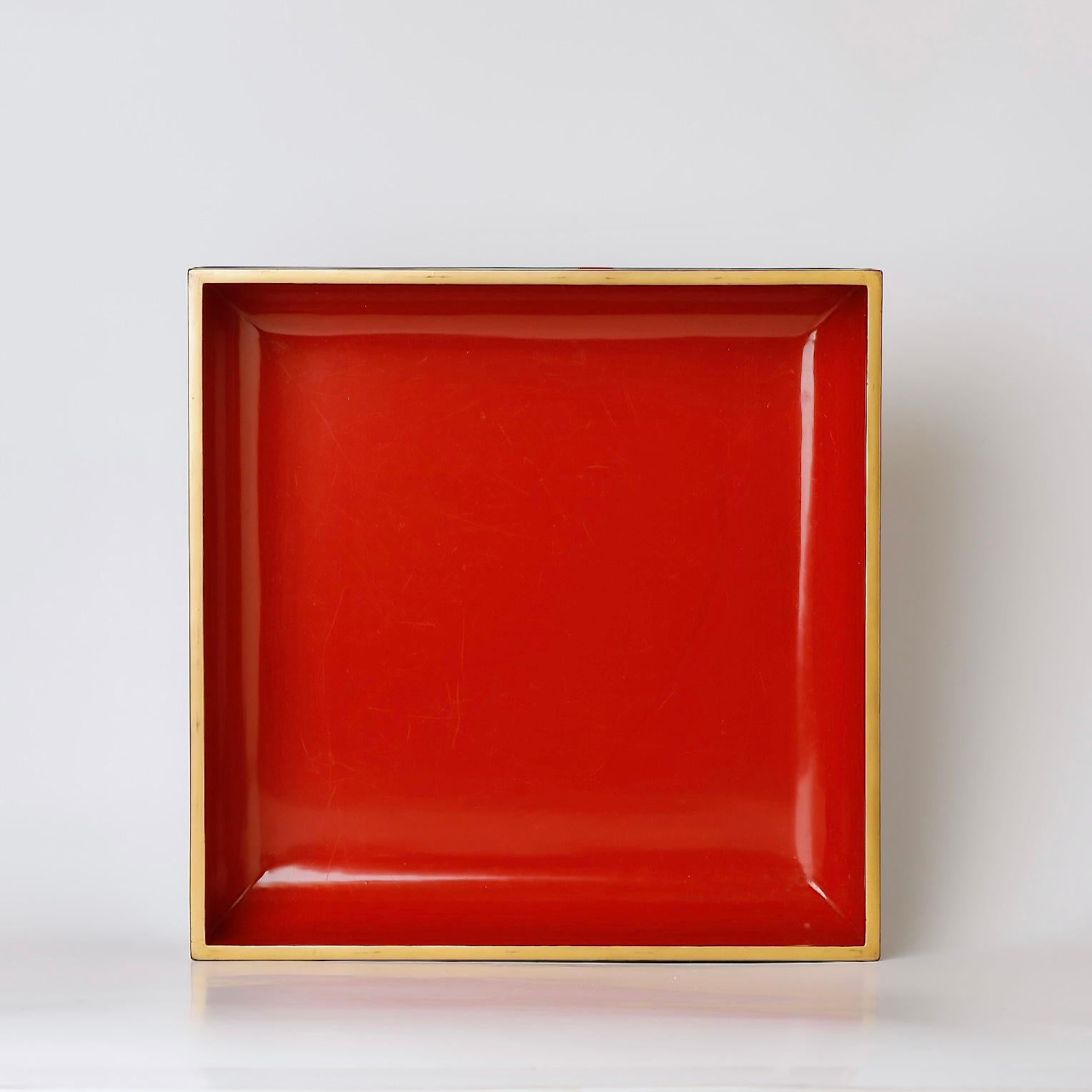 Uniquely Shaped Lacquer Box with Tachibana Clan Crests – 19th Century For Sale 1