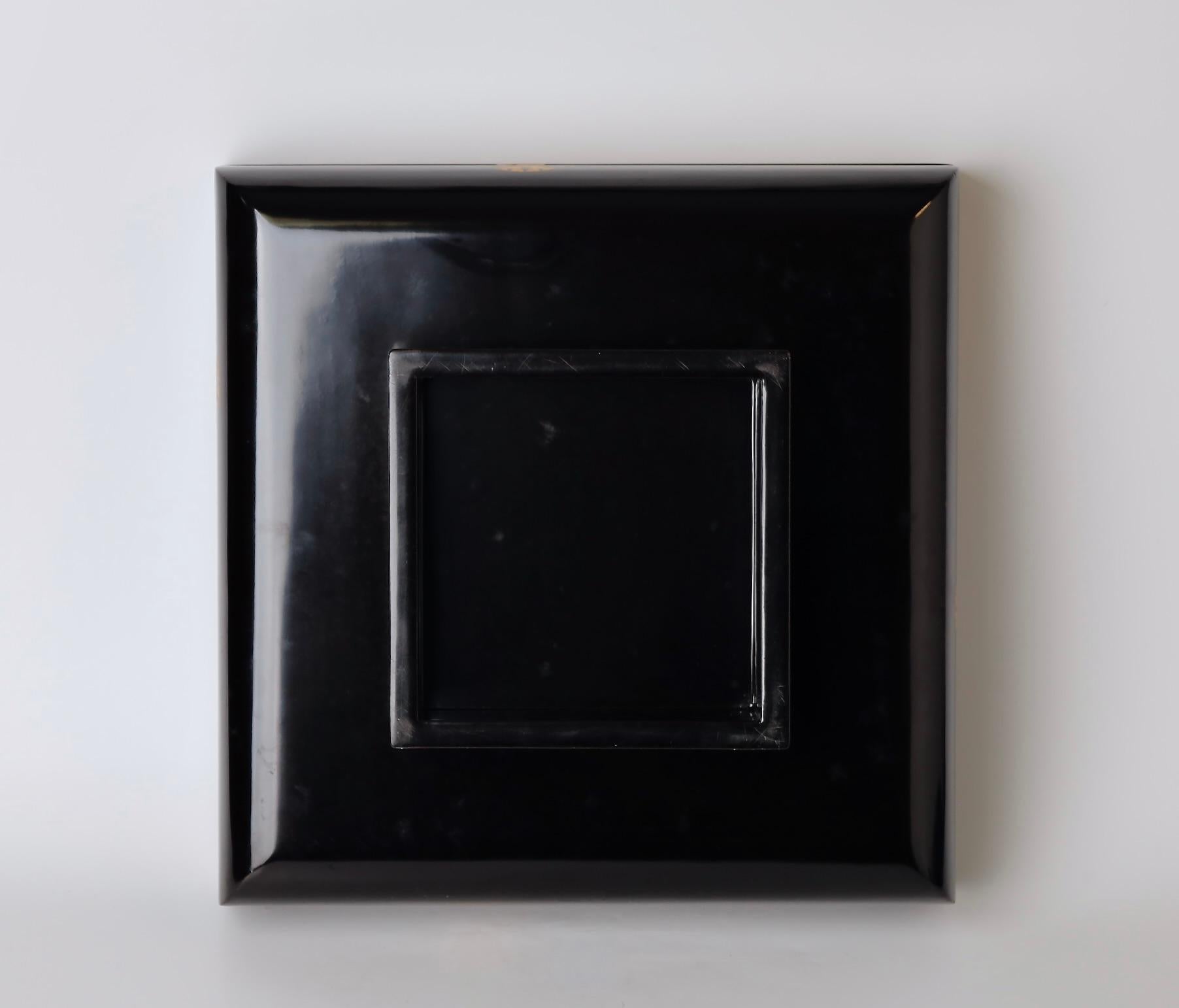 Uniquely Shaped Lacquer Box with Tachibana Clan Crests – 19th Century For Sale 2