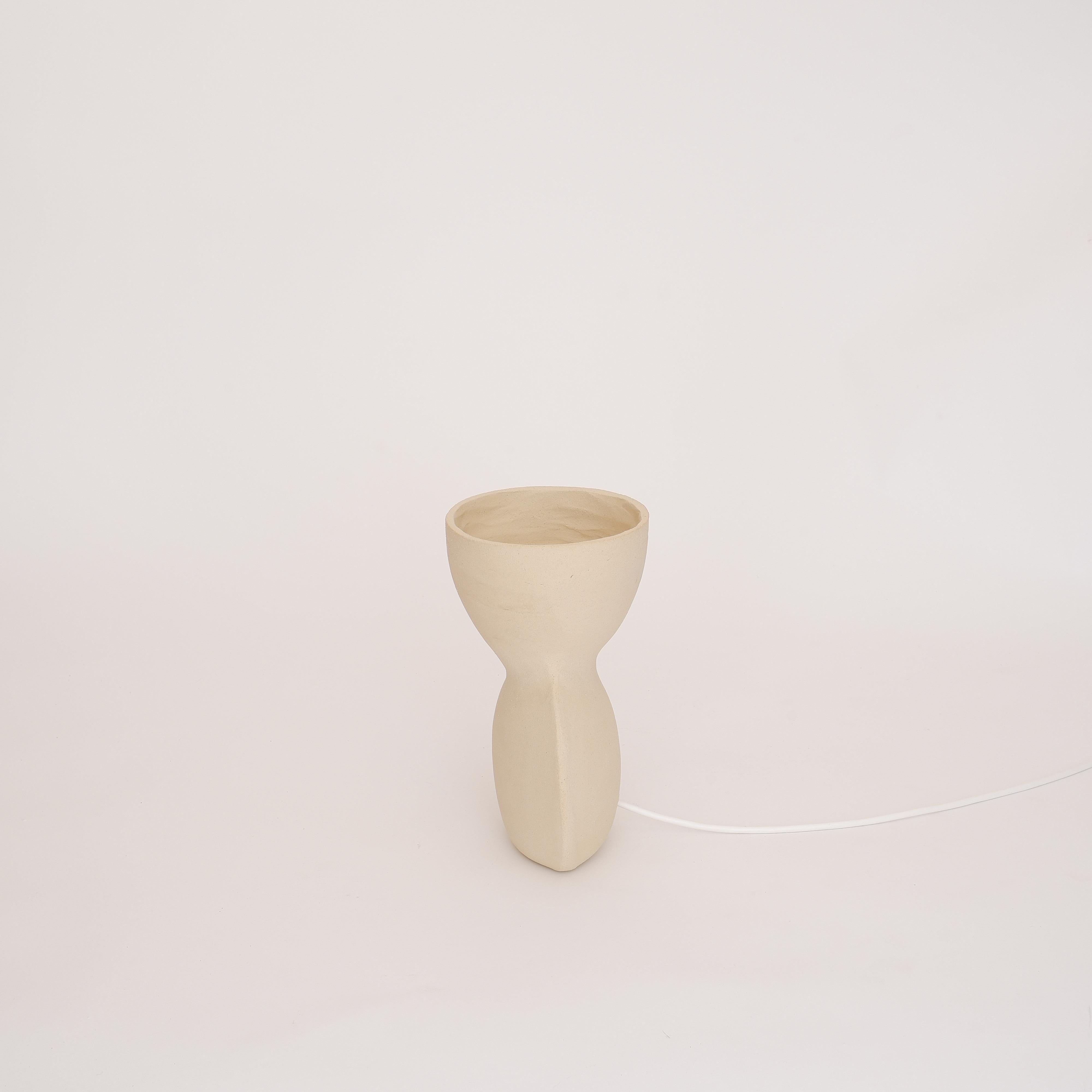 Moderne Petite lampe blanche Unira par Ia Kutateladze en vente