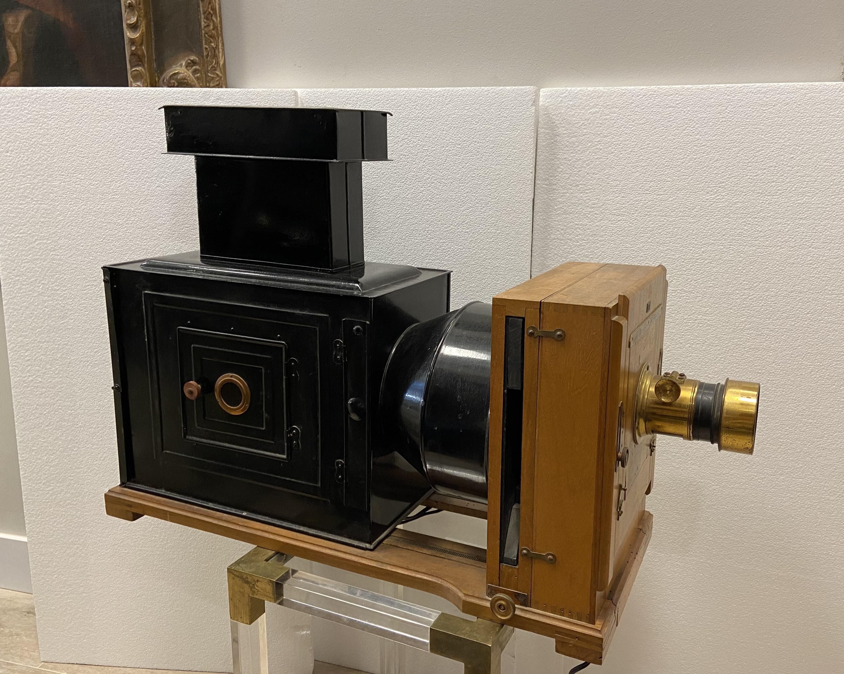 Outstanding and one of a kind folding magic lantern produced by the Unis France association in the first quarter of the 20th century. The function of this optical object is to project the illusion of movement. This is achieved through a simple