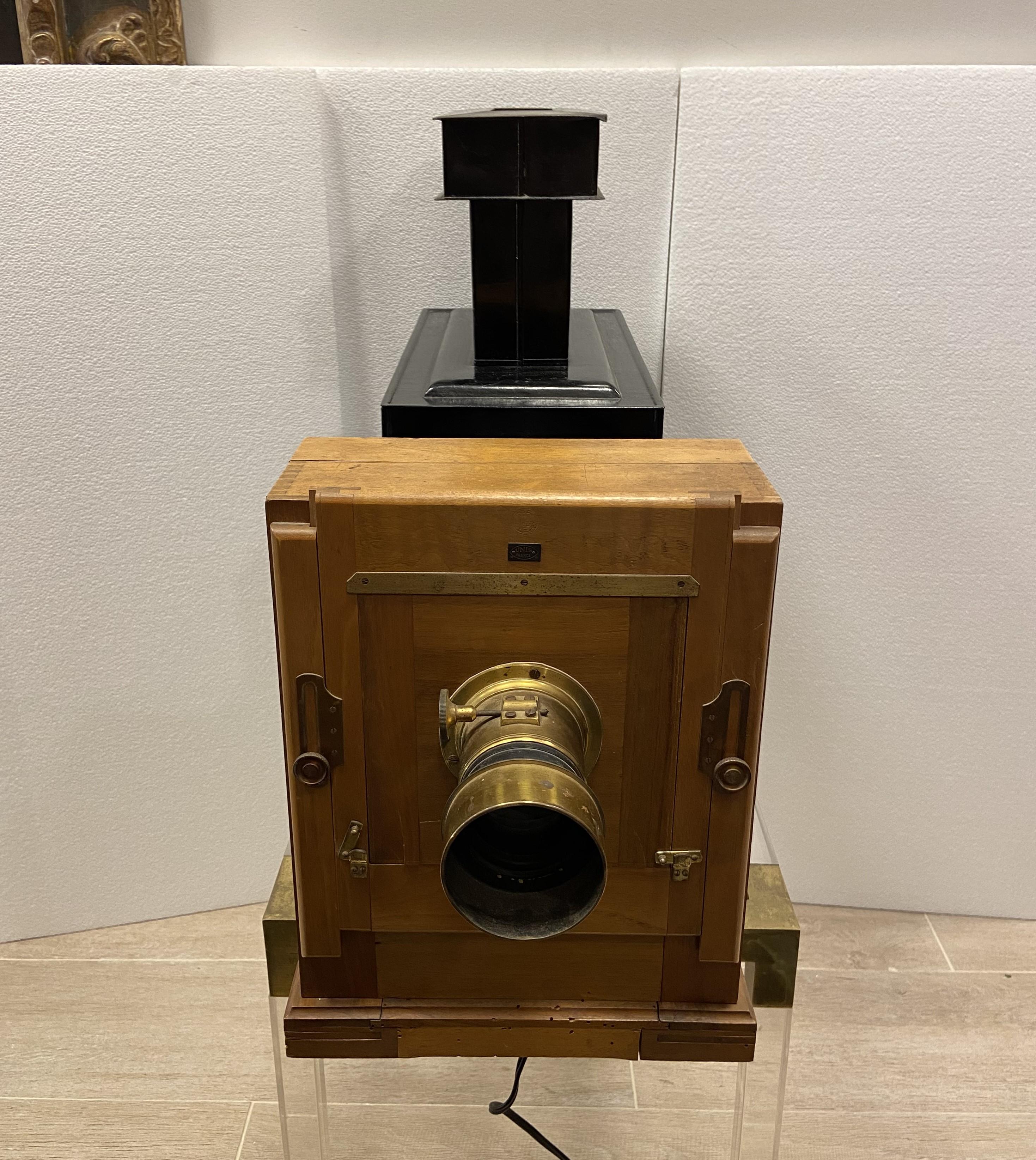 Unis France Magic Projector / Lantern, wood label France In Good Condition For Sale In Valladolid, ES