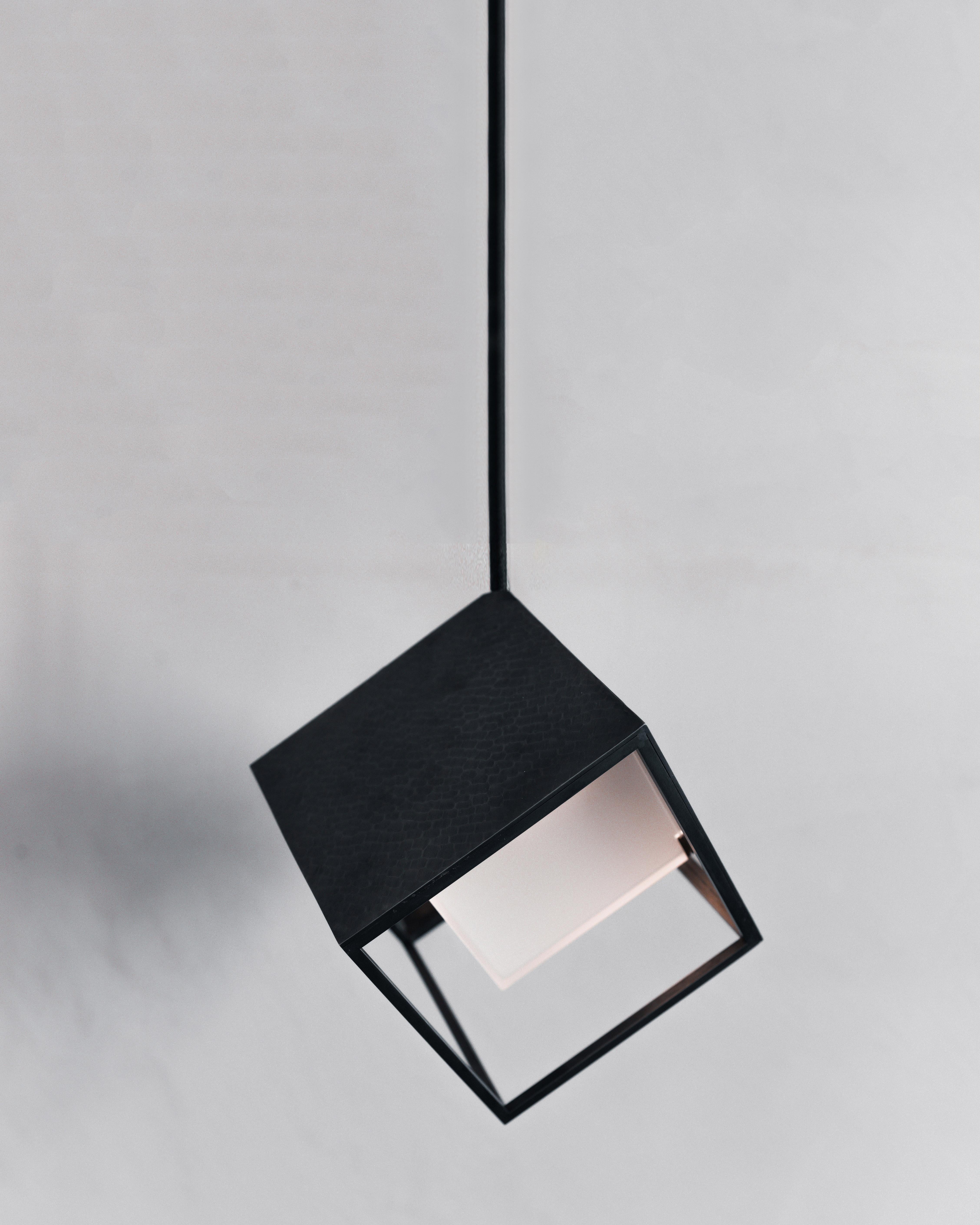 UNIS is the unit cell of the ISOS collection, a pendant light inspired by the simplest and most common shape found in crystals and minerals, the cube. The geometry of the steel pendant is characterised by a thin frame, and it is partially enclosed