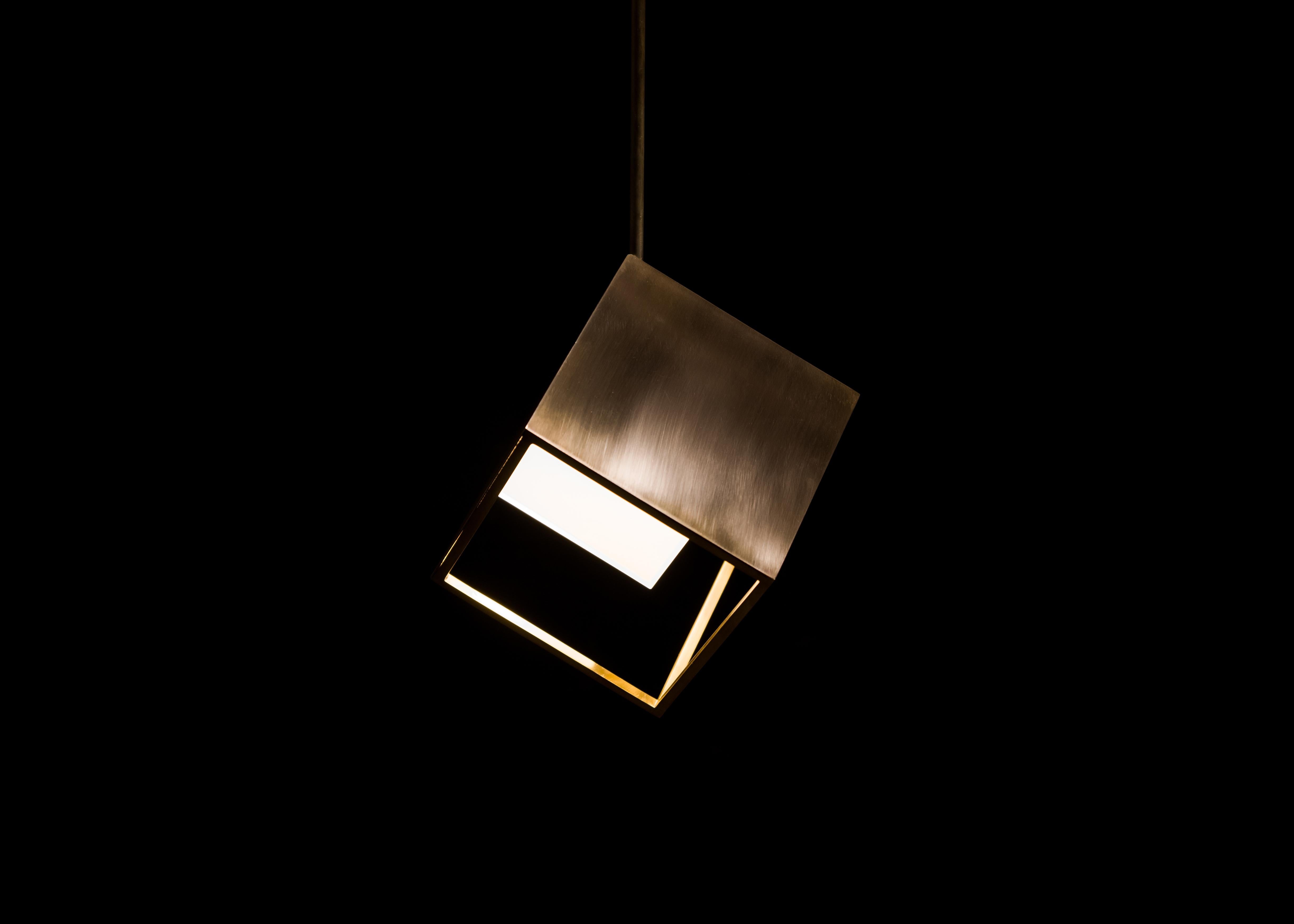 UNIS is the unit cell of the ISOS collection, a pendant light inspired by the simplest and most common shape found in crystals and minerals, the cube. The geometry of the brass pendant is characterised by a thin frame, and it is partially enclosed
