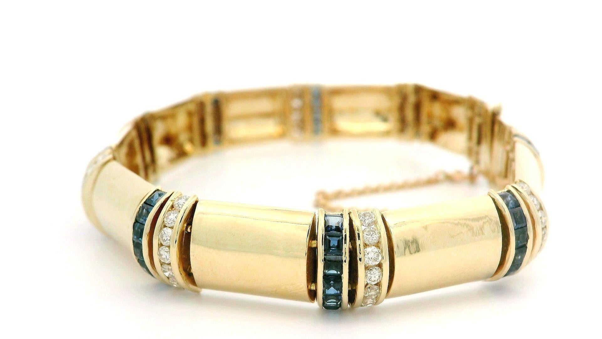 -- Pierre(s) --
(60) Saphirs naturels authentiques - taille carrée - serti en chaîne - couleur bleue riche et assortie - 3ctw (approx.)
(70) Diamants naturels authentiques - taille ronde et brillante - sertis en chaîne - couleur H/I - pureté VS2-SI2