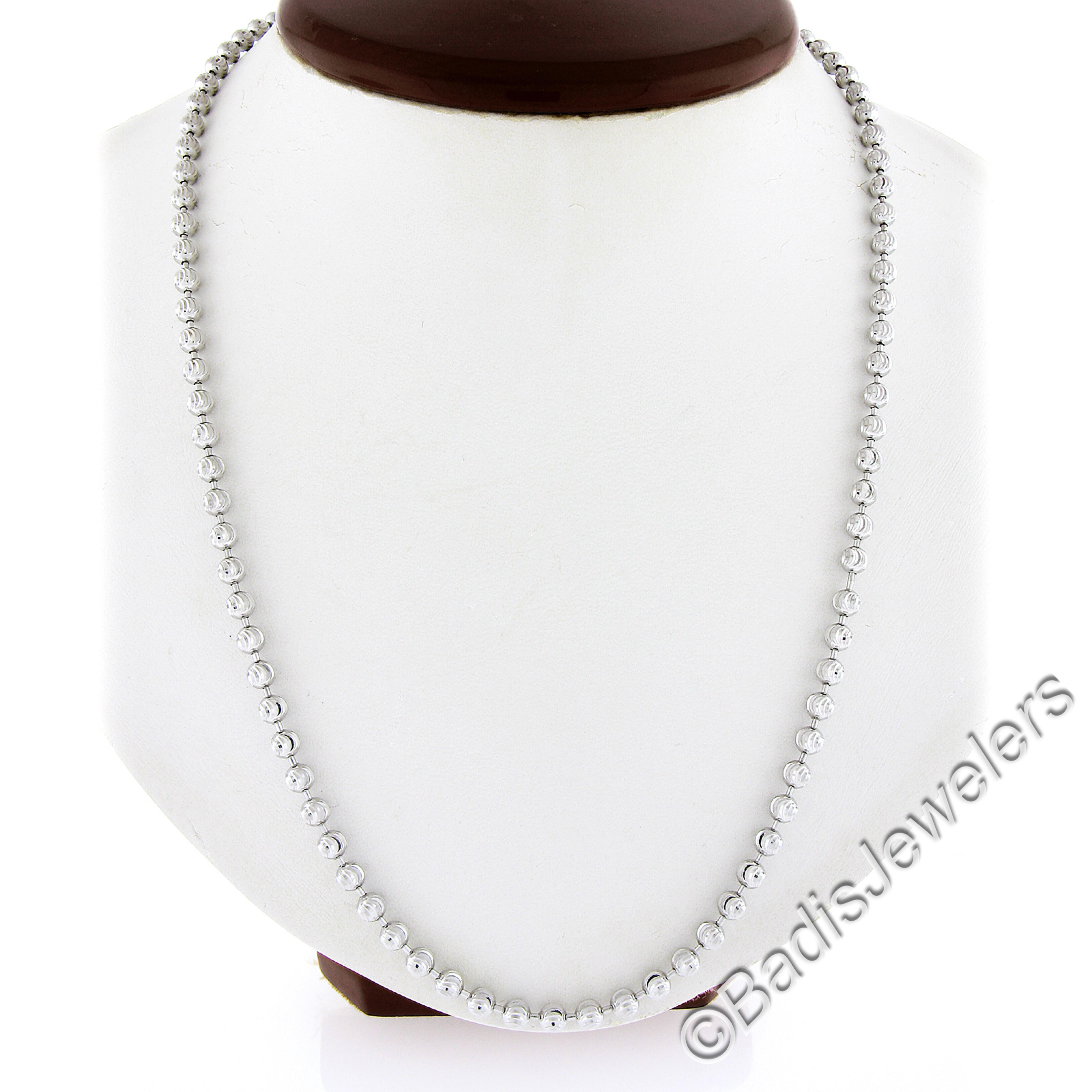 MATERIAL : Or blanc massif 14K
Poids : 34,18 grammes
Type de chaîne : Perles taillées dans la lune/maillons à boules
Longueur de la chaîne : 28 pouces
Largeur/épaisseur de la chaîne : 3.9 mm
Fermoir : Griffe de homard
Largeur de la boucle