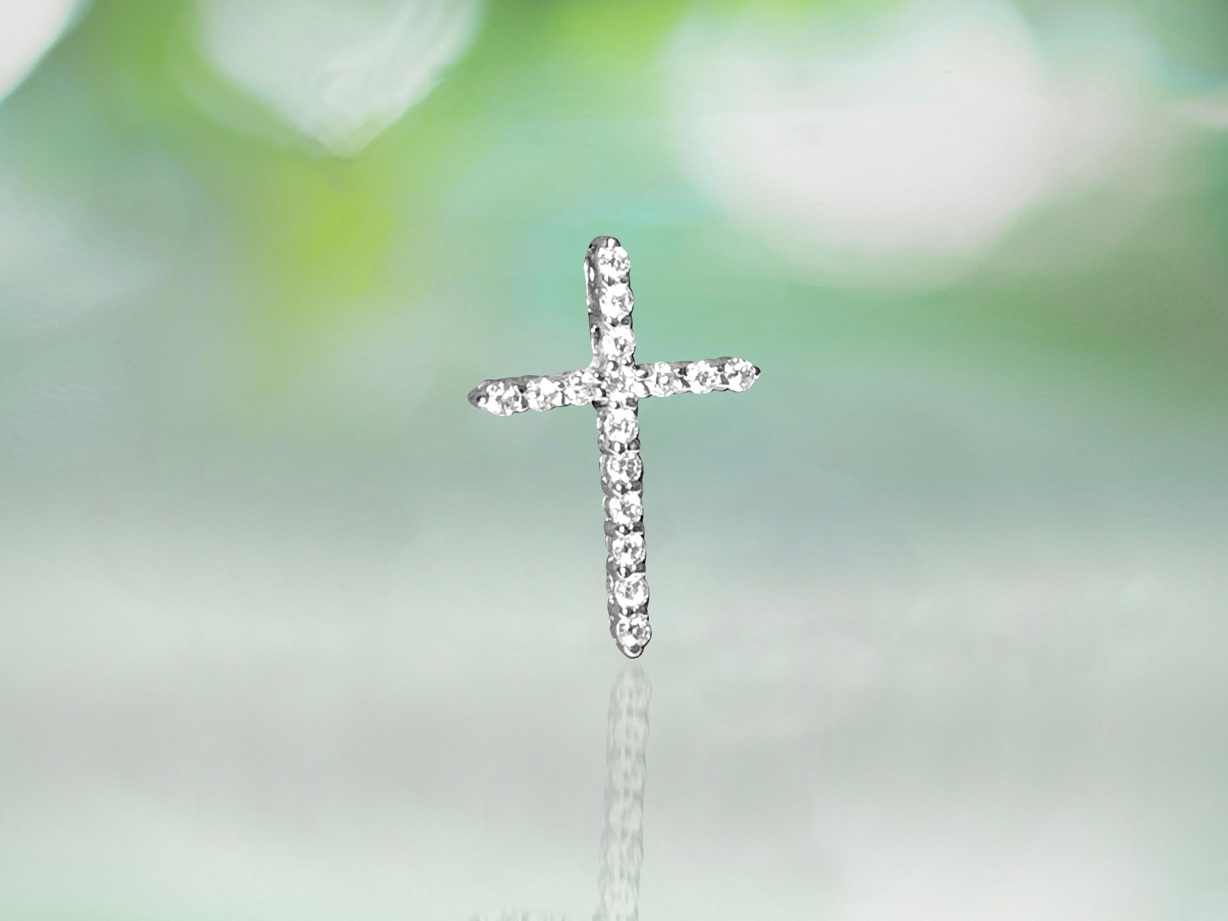 This stunning unisex religious cross pendant features a total of 0.55 carats of round brilliant cut diamonds, set in prongs for maximum brilliance and security. With VS2-SI1 clarity and G color, these diamonds sparkle with exceptional clarity and