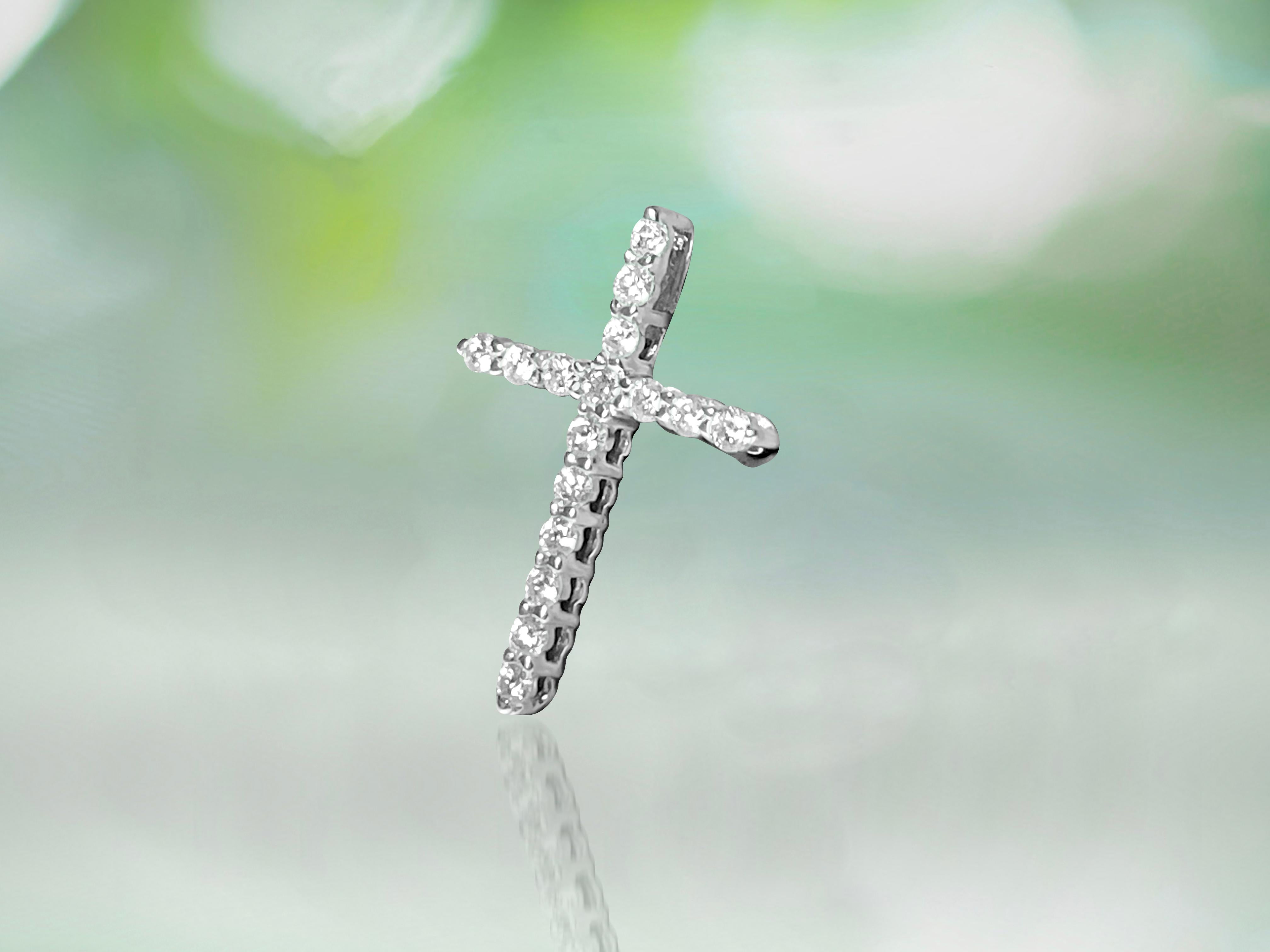 Taille brillant Croix unisexe en or blanc 14 carats et diamants Croix religieuse en vente