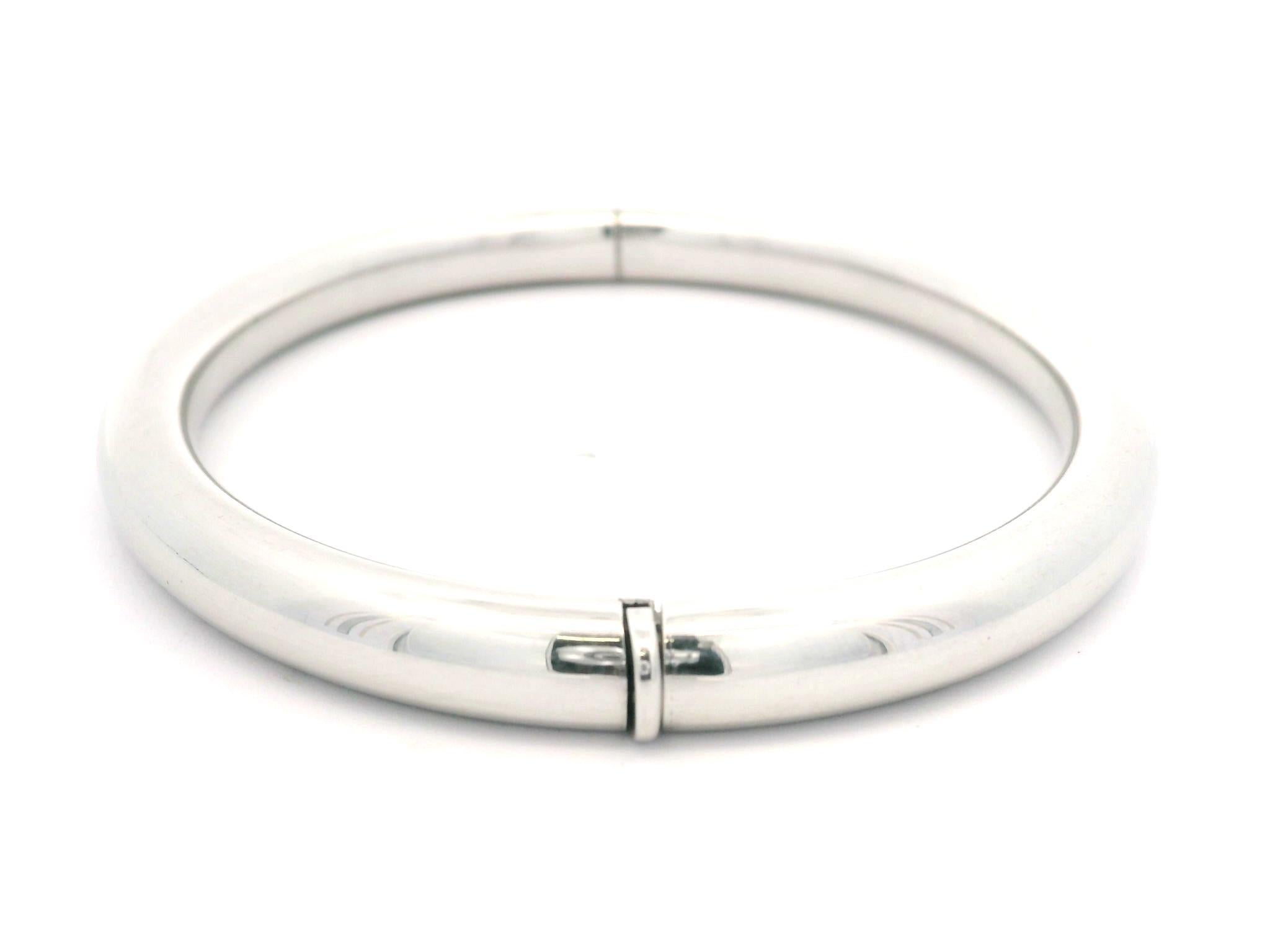 Unisex 14k White Gold Polished Tube Stackable Hinged Open Bangle Bracelet In Excellent Condition For Sale In Montclair, NJ