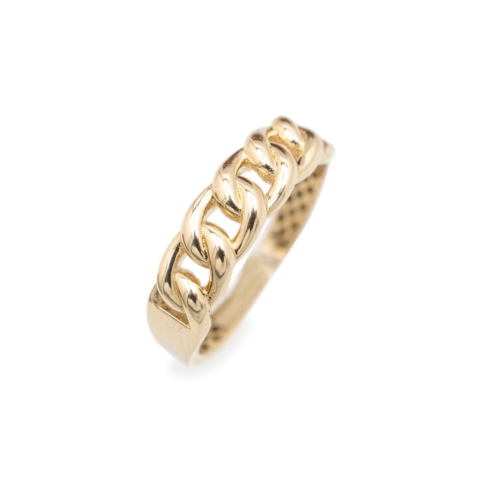 Gender: Unisex

Metal Type: 14K Yellow Gold

Size: 7.5

Width: 5.60 mm

Weight: 2.00 grams

Unisex  14K yellow gold ring with a half round shank. Engraved with 