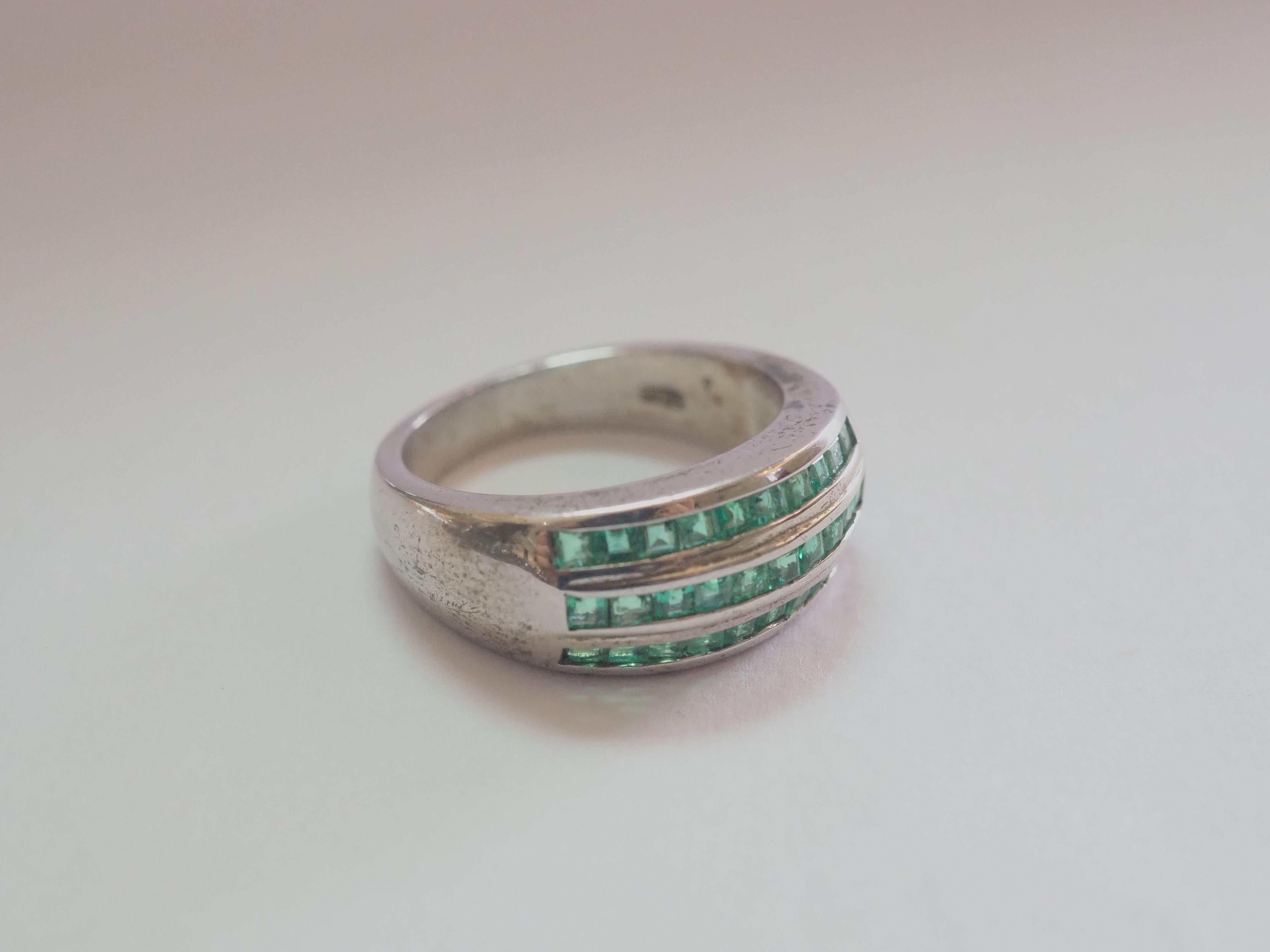 Unisex 1.60ct Channeled Emerald Sterling Silver Fashion Band Ring In Excellent Condition For Sale In เกาะสมุย, TH