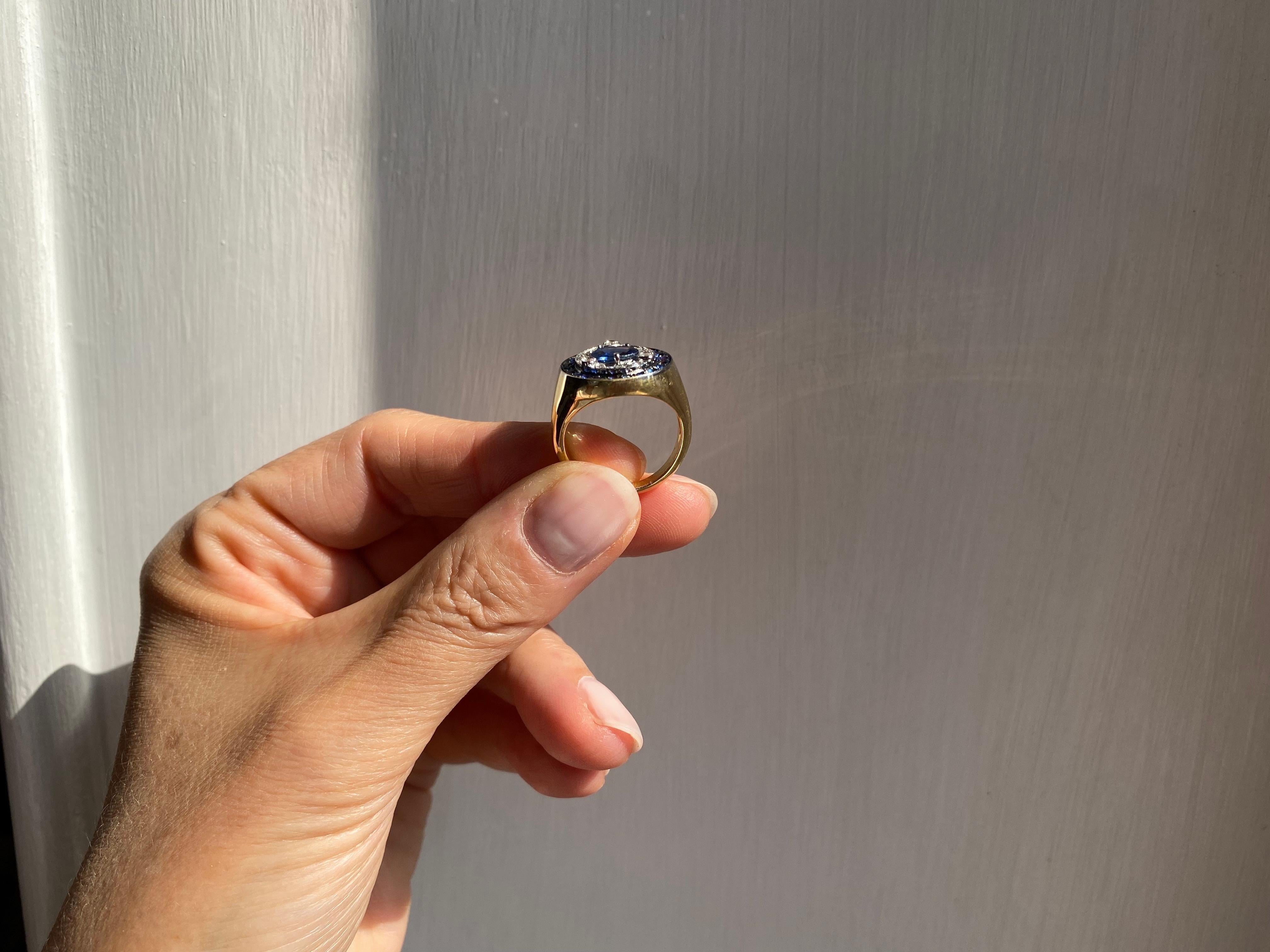 Unisex 1.65ct Sapphire and 0.35ct Diamond 18k Gold Ring, Modern Italian Design For Sale 1