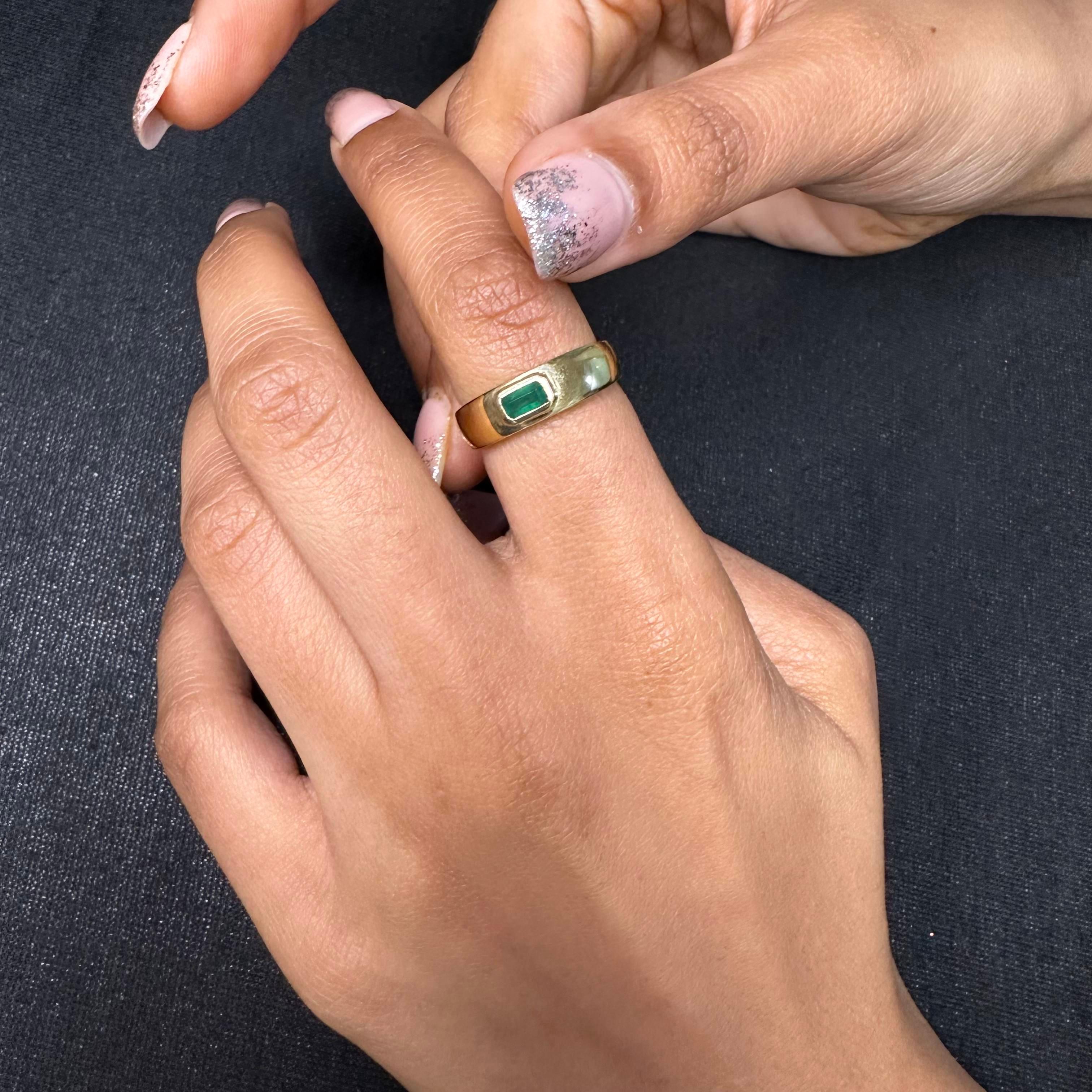 For Sale:  Unisex Natural Baguette Cut Emerald May Birthstone Ring in 18k Yellow Gold 5
