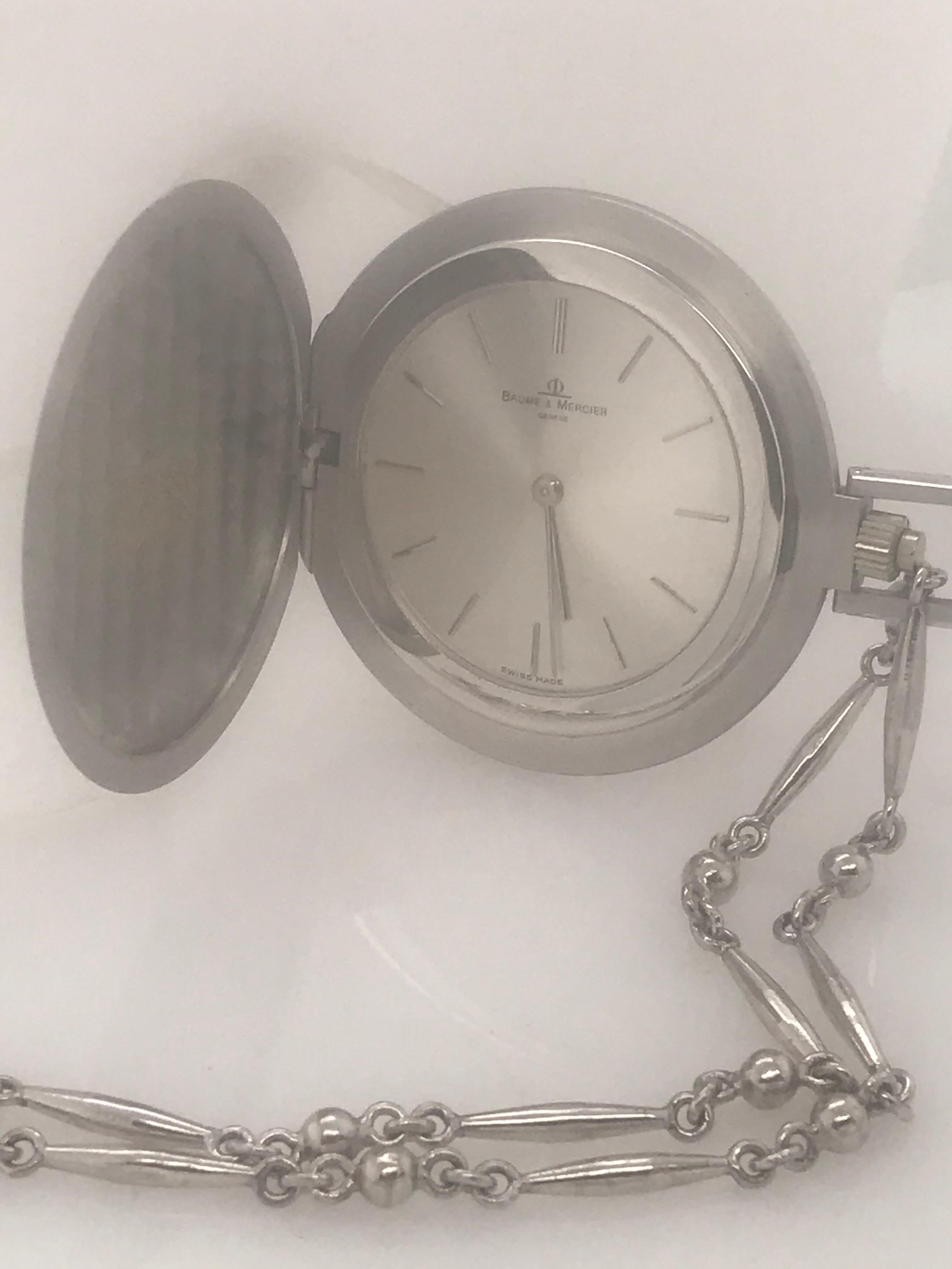 This 18 karat white gold pocket watch has a nice smooth outer edge with a polished bezel on the inside.
A 17