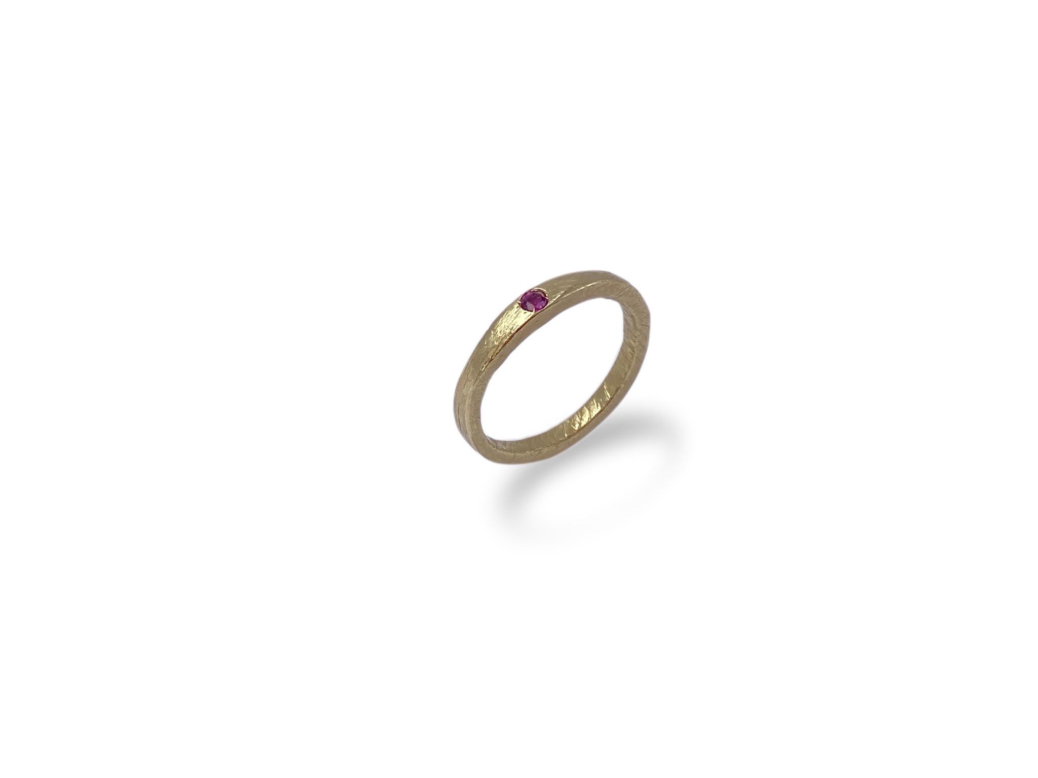 Unisex 18 Karat Yellow Gold Handcrafted Ruby Organic Design Modern Band Ring For Sale 7