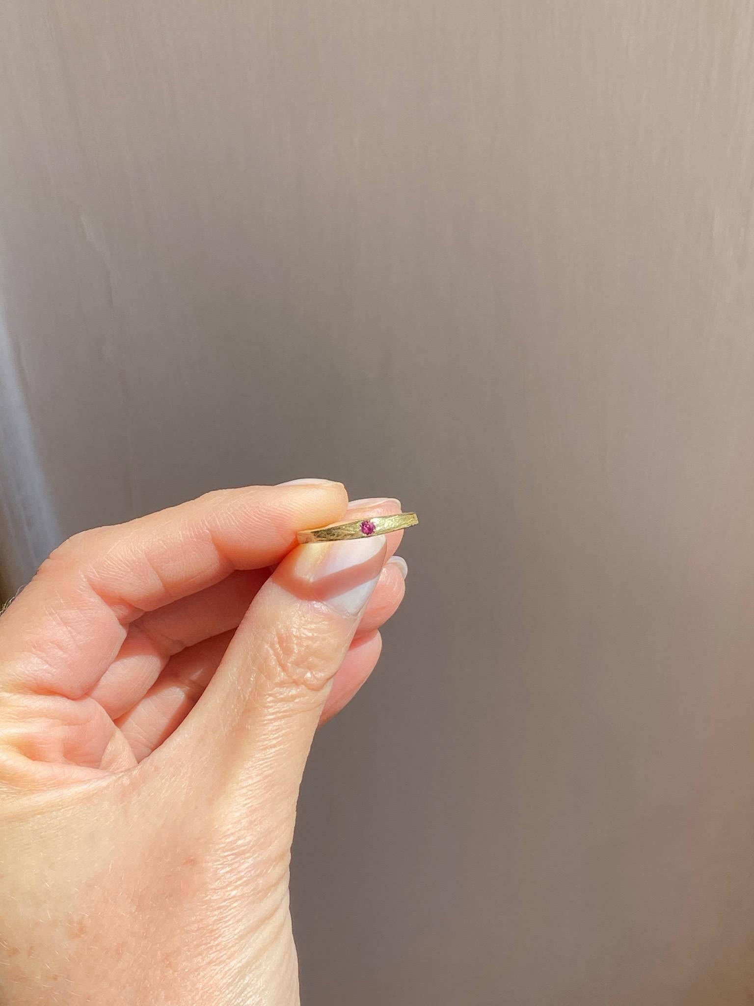 Anillo moderno unisex de oro amarillo de 18 quilates con diseño orgánico de rubí hecho a mano Corte redondo en venta