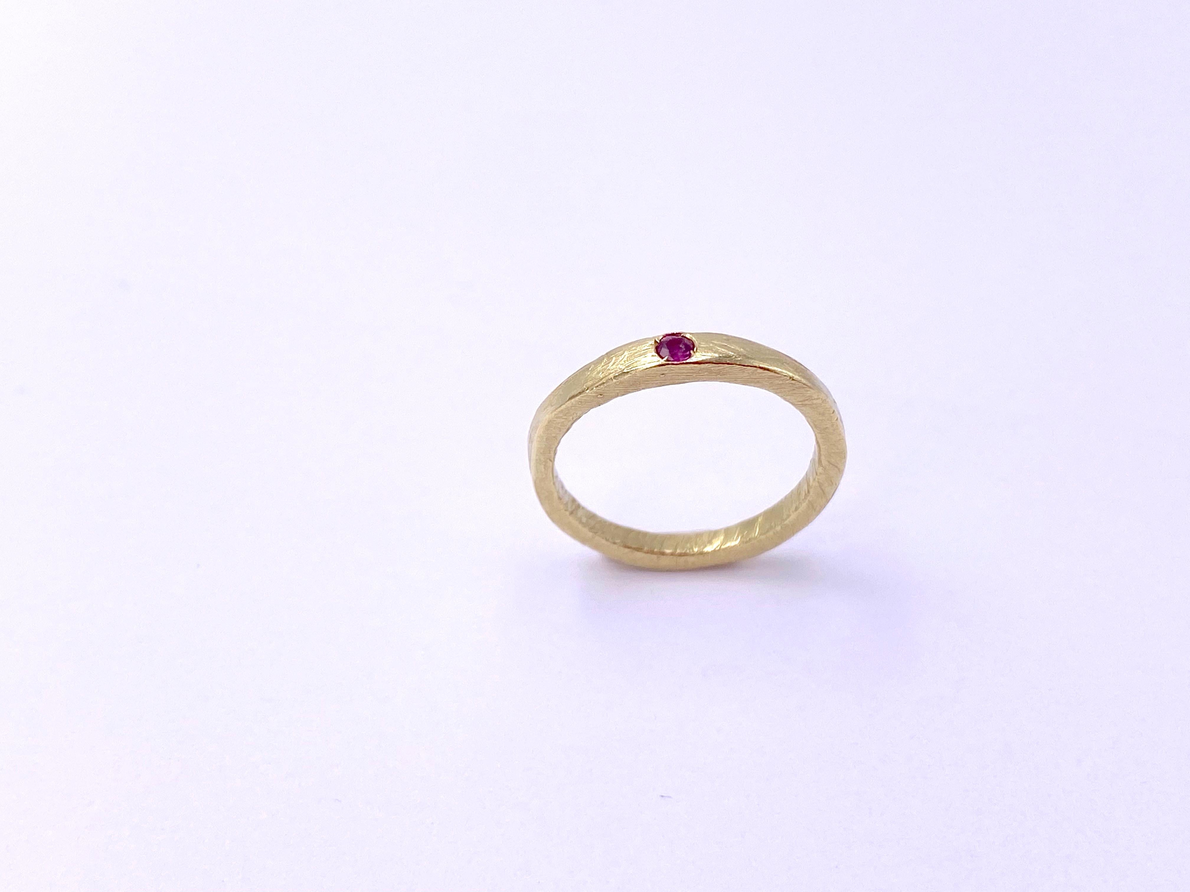 Unisex 18 Karat Yellow Gold Handcrafted Ruby Organic Design Modern Band Ring For Sale 5
