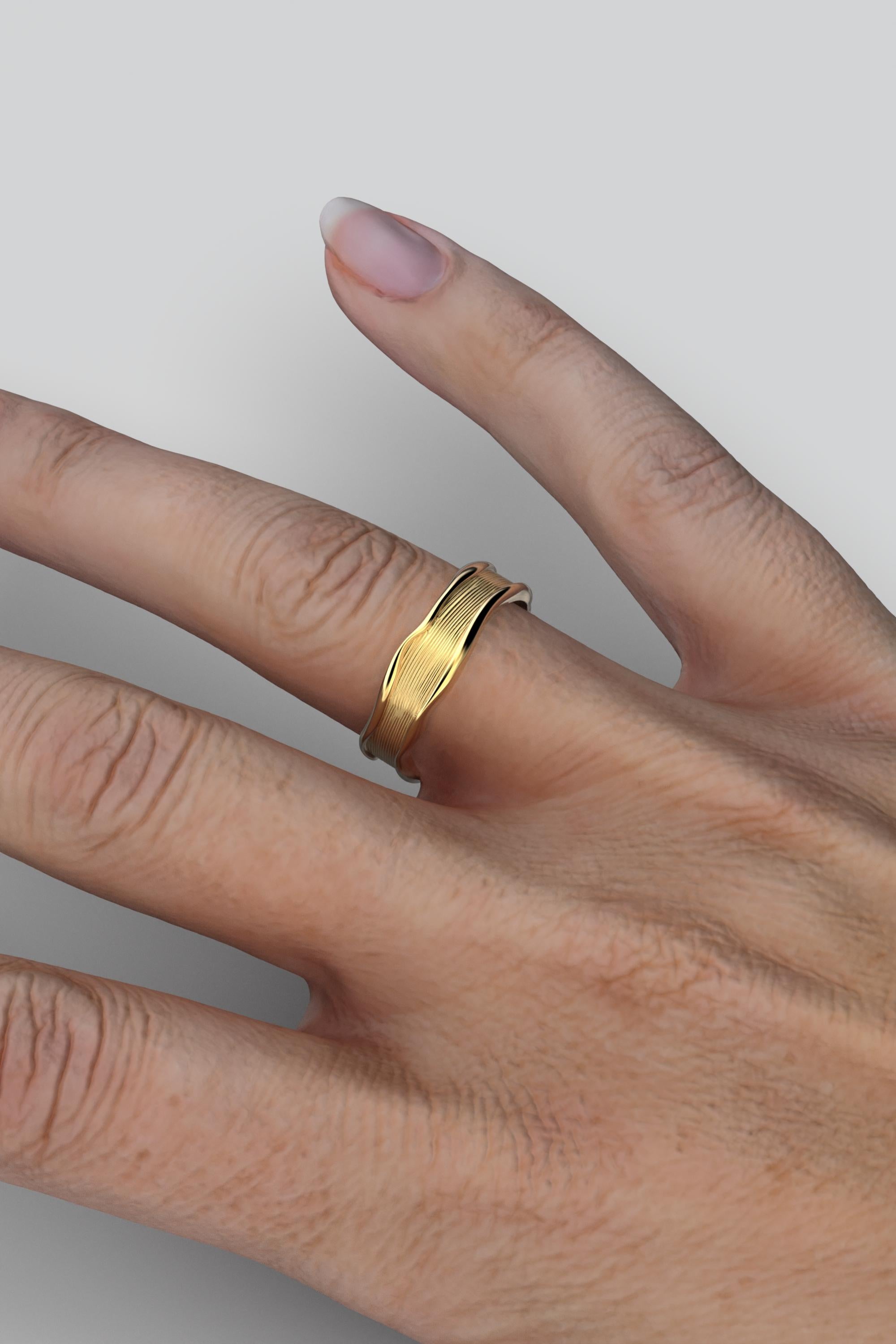 For Sale:  Unisex 18k Gold Band Ring with Hand-Engraved Organic Design Made in Italy 2