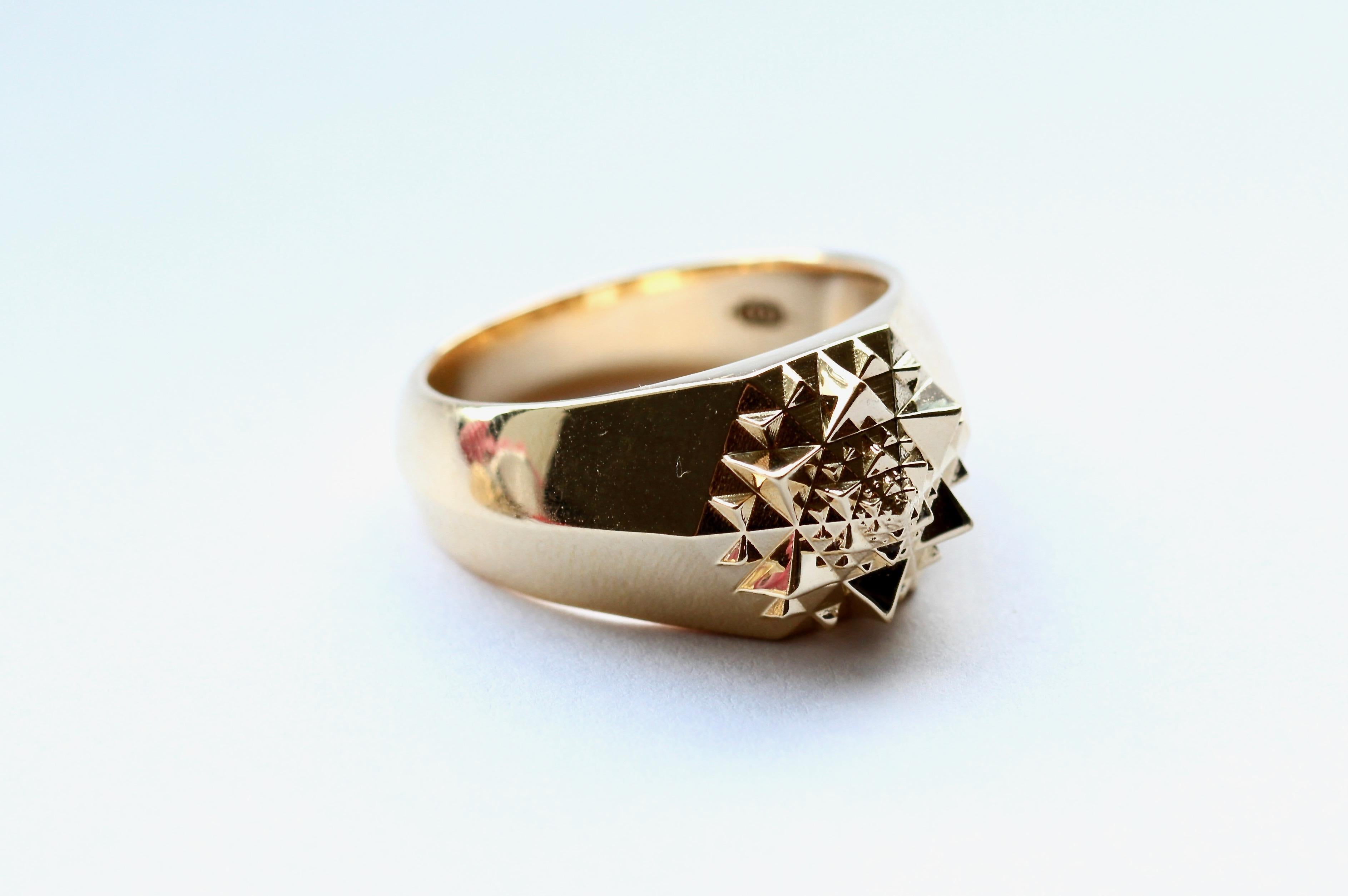 Anello sacro unisex in oro 18 carati di John Brevard In condizioni Nuovo in vendita a Coral Gables, FL