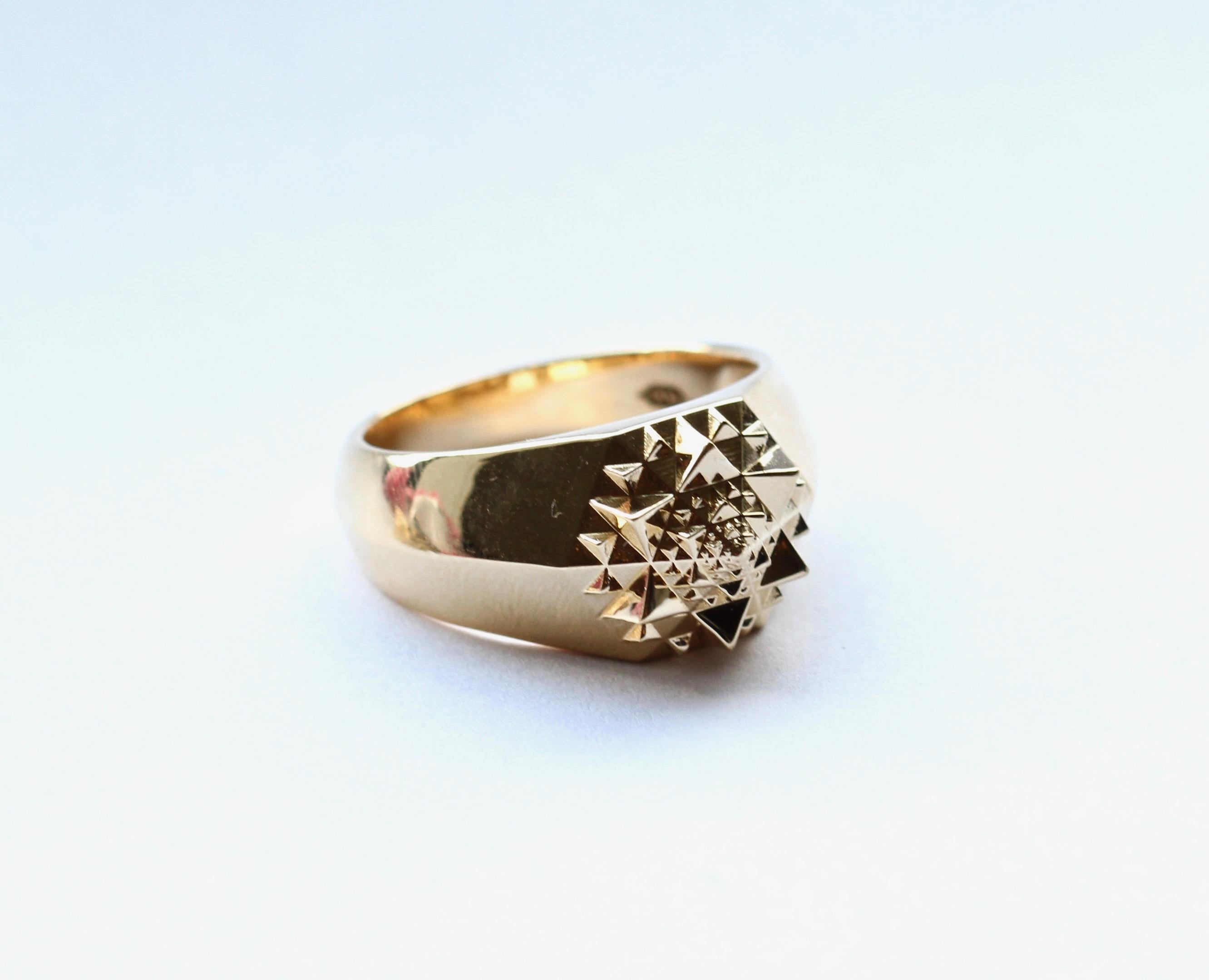 Anello sacro unisex in oro 18 carati di John Brevard in vendita 3