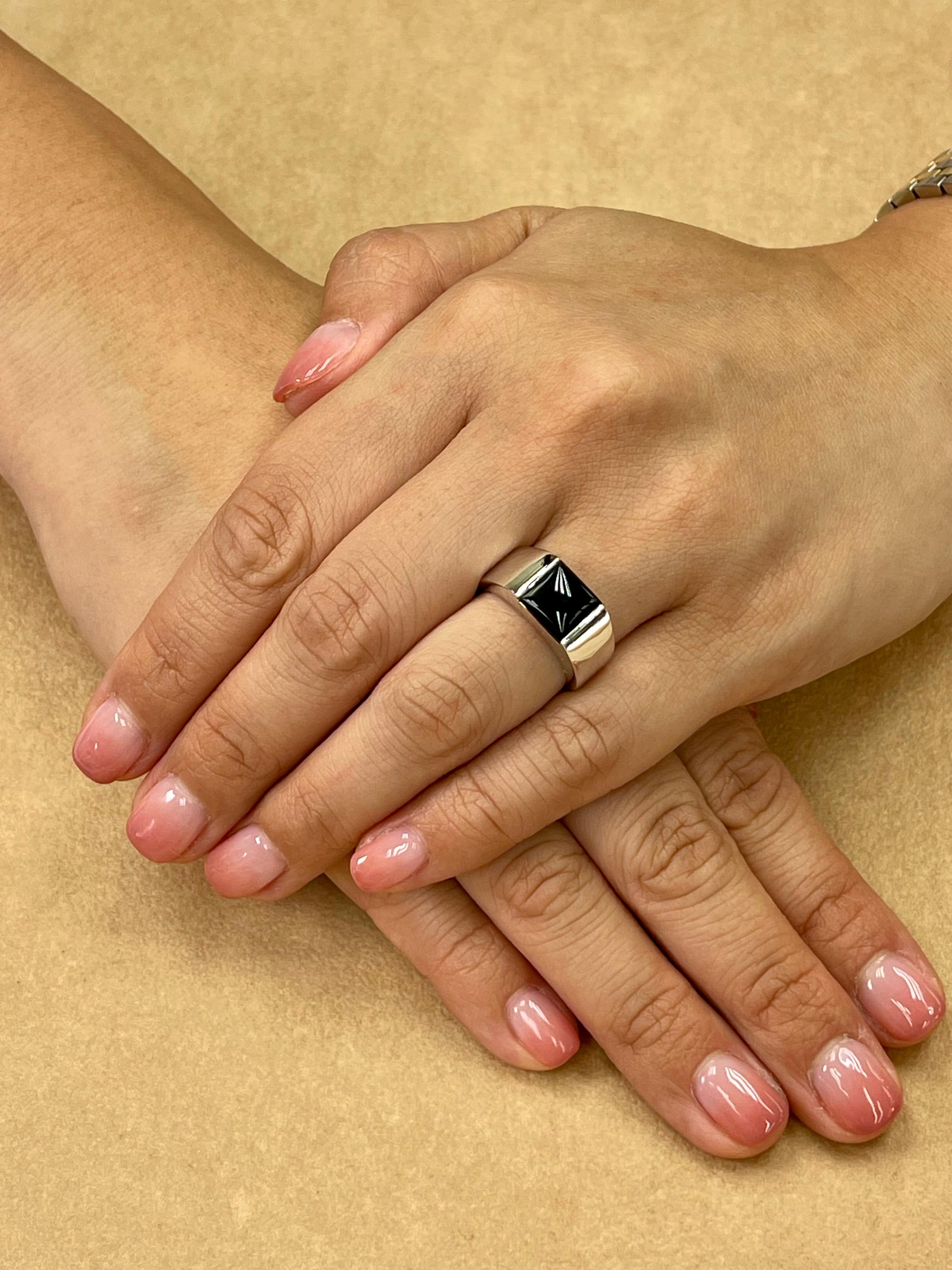 Unisex 18k White Gold & Onyx Ring, Men's Pinky Ring. N.O.S In New Condition In Hong Kong, HK