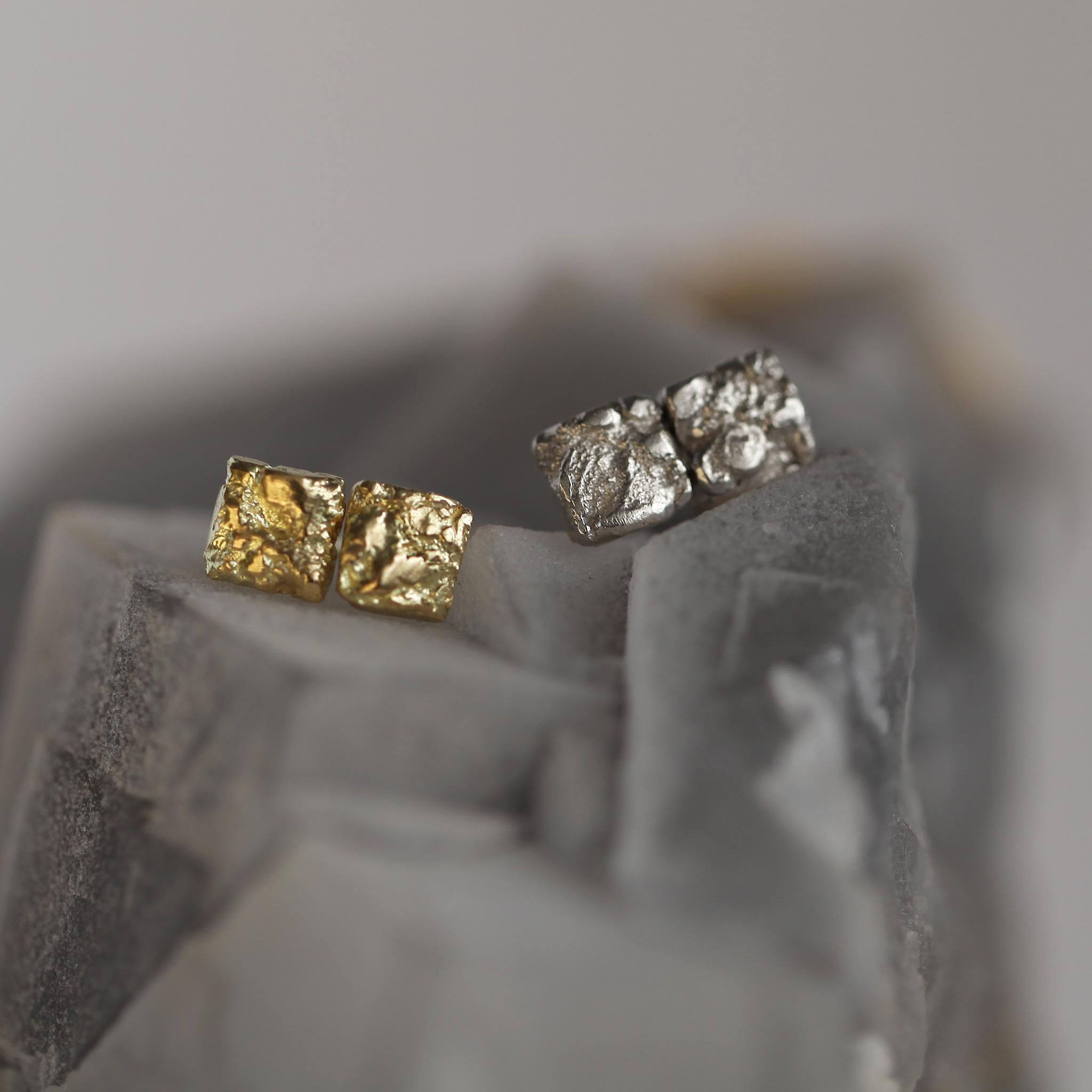 Boucles d'oreilles unisexe en or blanc 18k à carreaux texturés en vente 1