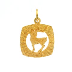 Unisex 18k Yellow Gold Capricorn Zodiac Textured Frame Medallion Charm Pendant