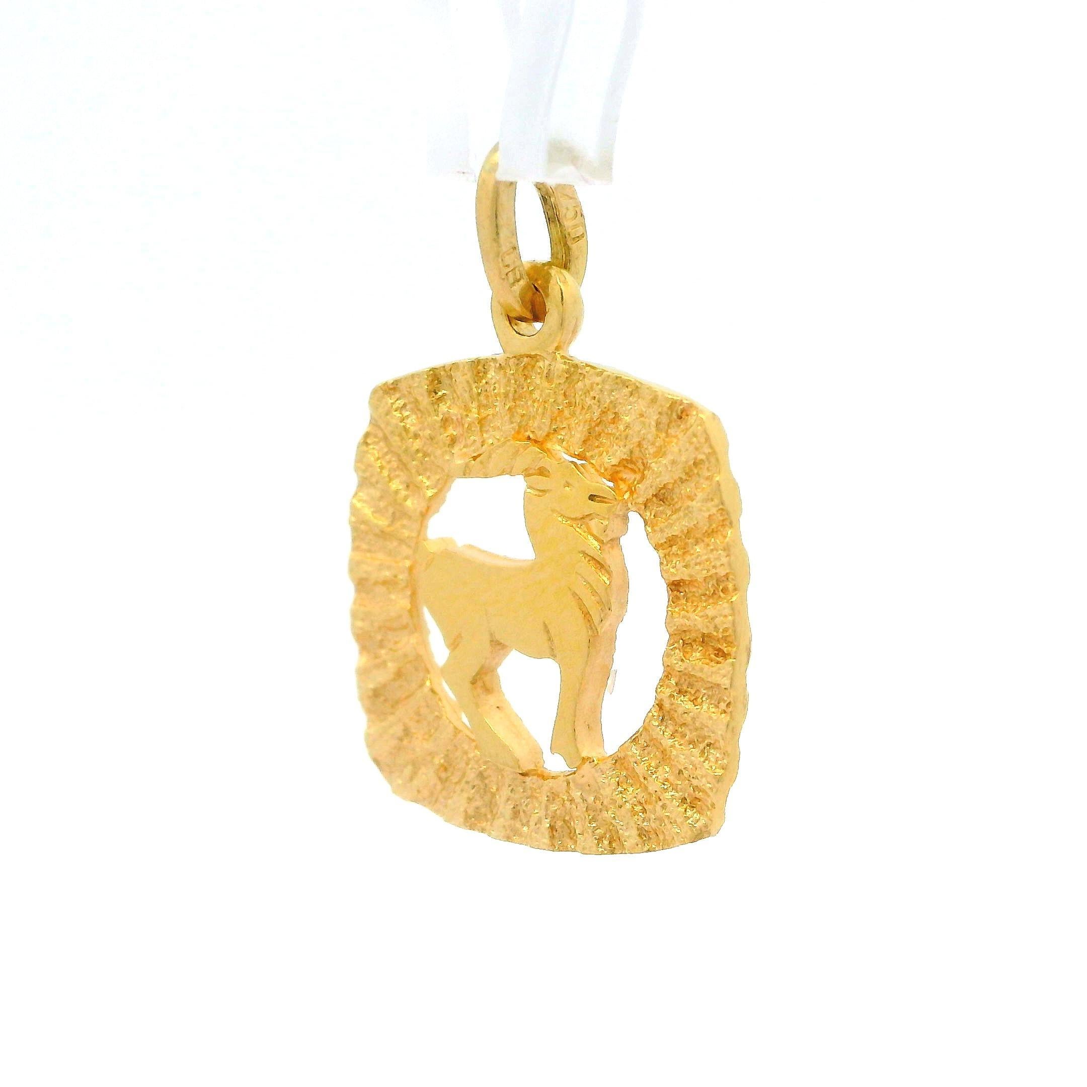 Unisex 18k Gelbgold Capricorn Zodiac strukturierte Rahmen Medaillon Charme Anhänger im Zustand „Hervorragend“ im Angebot in Montclair, NJ