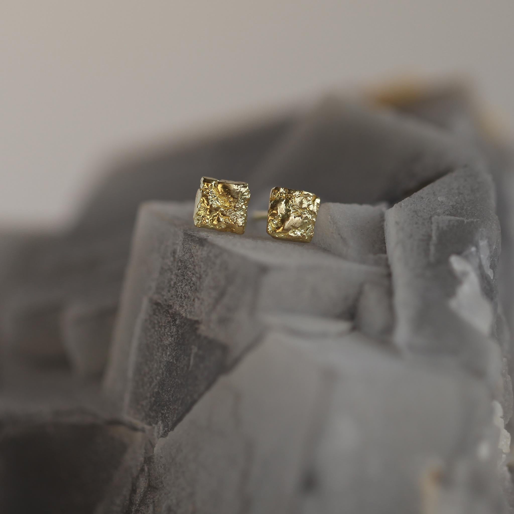 Boucles d'oreilles unisexe en or jaune 18 carats texturés - Tessara.

Forgées en or massif 18 carats, ces boucles d'oreilles en tuiles antiques font écho à la rude grandeur de la rustication cyclopéenne et aux histoires silencieuses gravées sur les